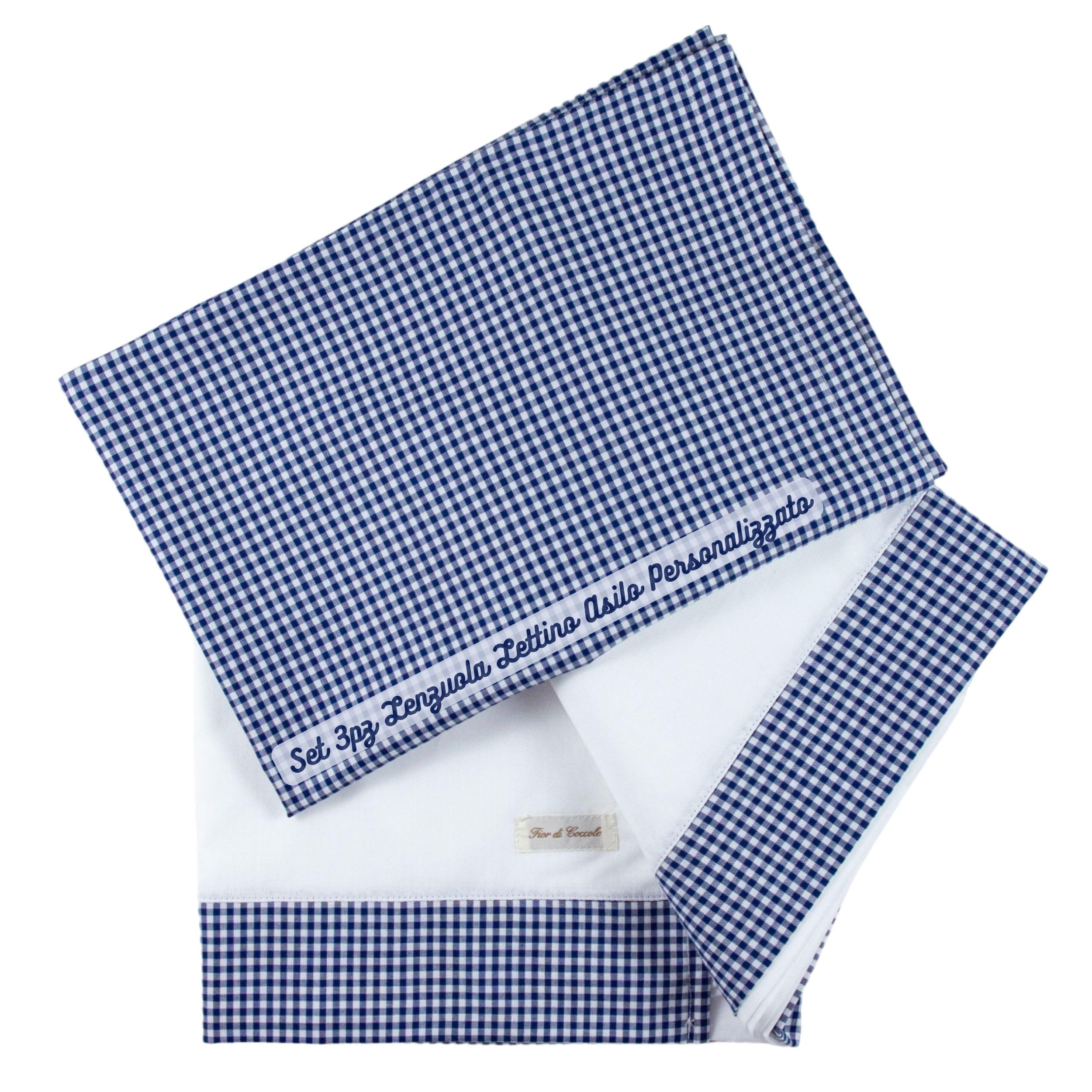 Coccole - Set 3pz Lenzuolo Lettino Asilo Bianco/Blu - Lenzuolo, Federa e Copribrandina Personalizzati - Personalizzabile Con Nome Asilo in Pelle Ovo