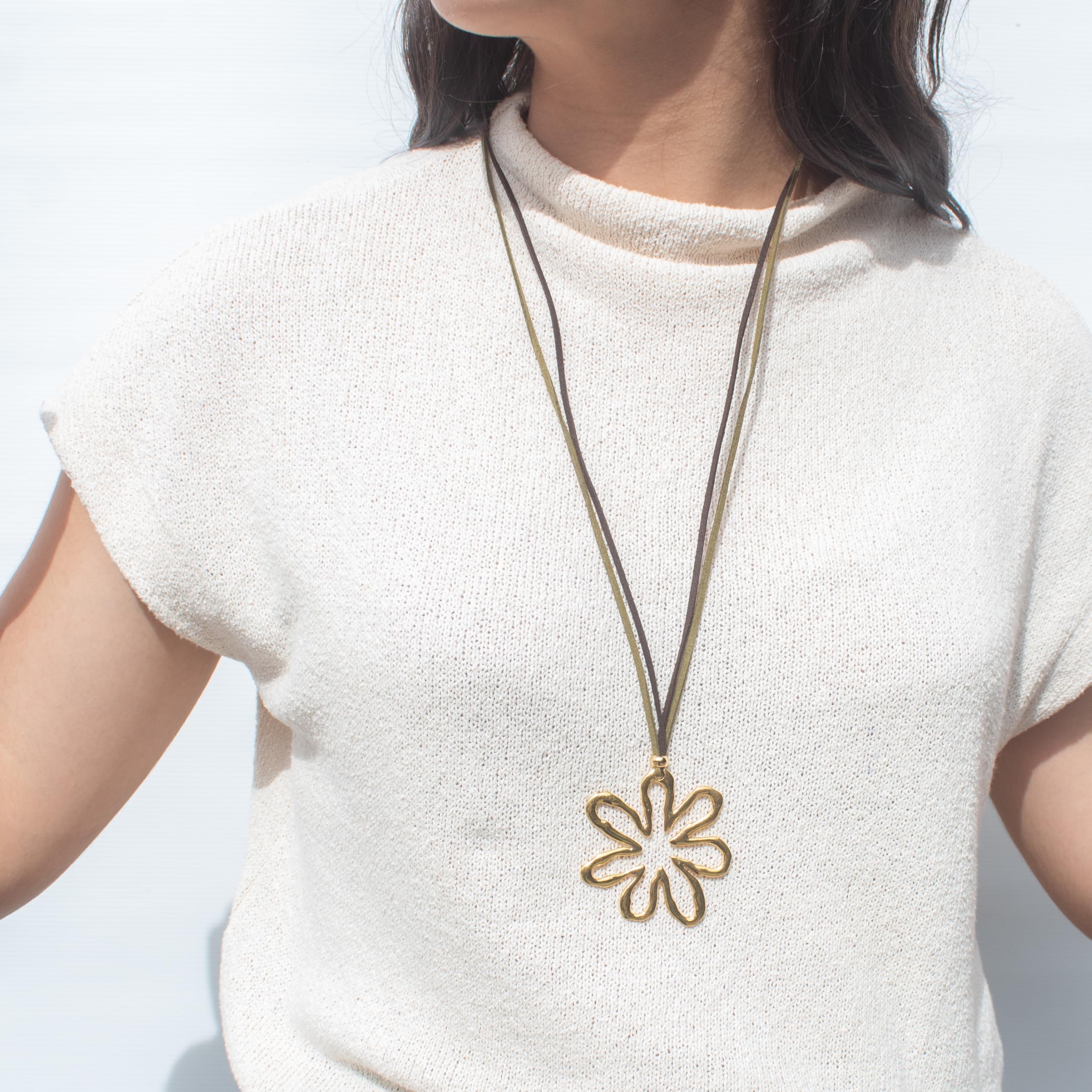NILUXE DESIGN - Colgante Mujer Flor Grande Dorada o Plateada Estilo Bohemio - Collar Largo con Flor- Cadena de Antelina Ajustable con Abalorios de Zamak - Colgante Estilo Elegante