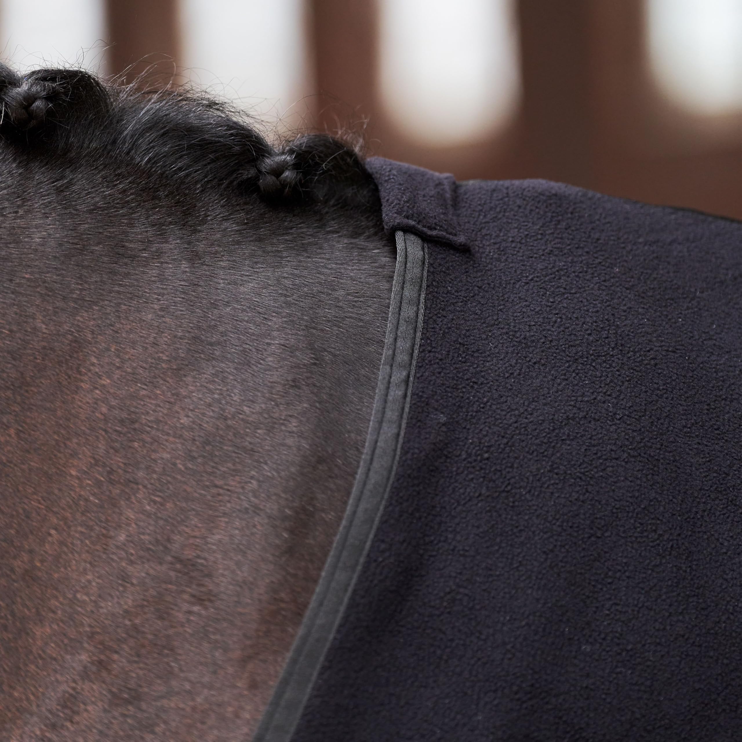 Imperial Riding IRH Fundamental Basic Abschwitzdecke, funktional & atmungsaktiv, schweißabsorbierendes Polar-Fleece Frontverschluss, schnell trocknende Fleecedecke für Pferde, Schwarz, 145