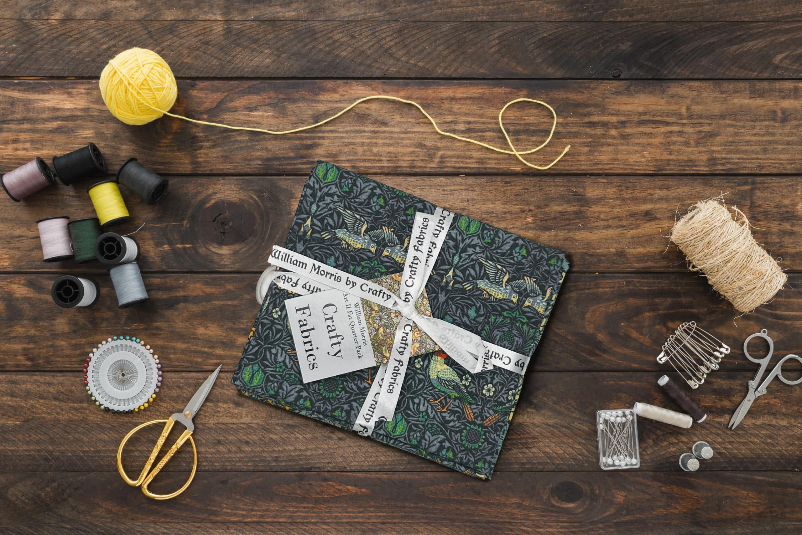 Discount Fabrics Ltd Multicolored William Morris Christmas Fat Quarter Bundle: Quilting & Crafting, Sewing, Art, Cotton Pattern, Dressmaking Fabrics