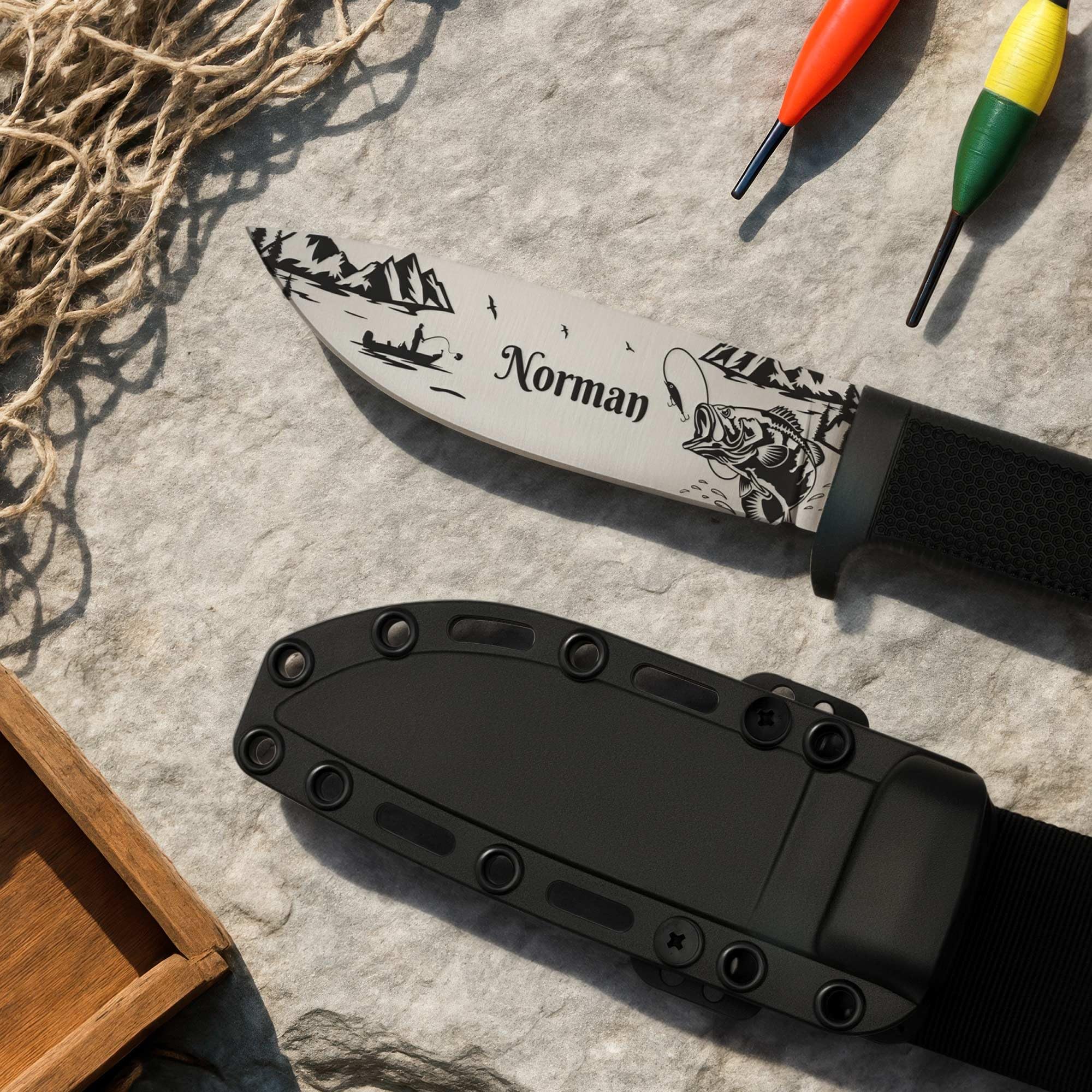 ADAM WILD Angelmesser mit Gravur | Anglermesser & Geschenke für Angler | Mit rostfreier Edelstahlklinge & gummiertem Griff | personalisiert mit Name & Motiv | inkl. Messerscheide | für Angeln