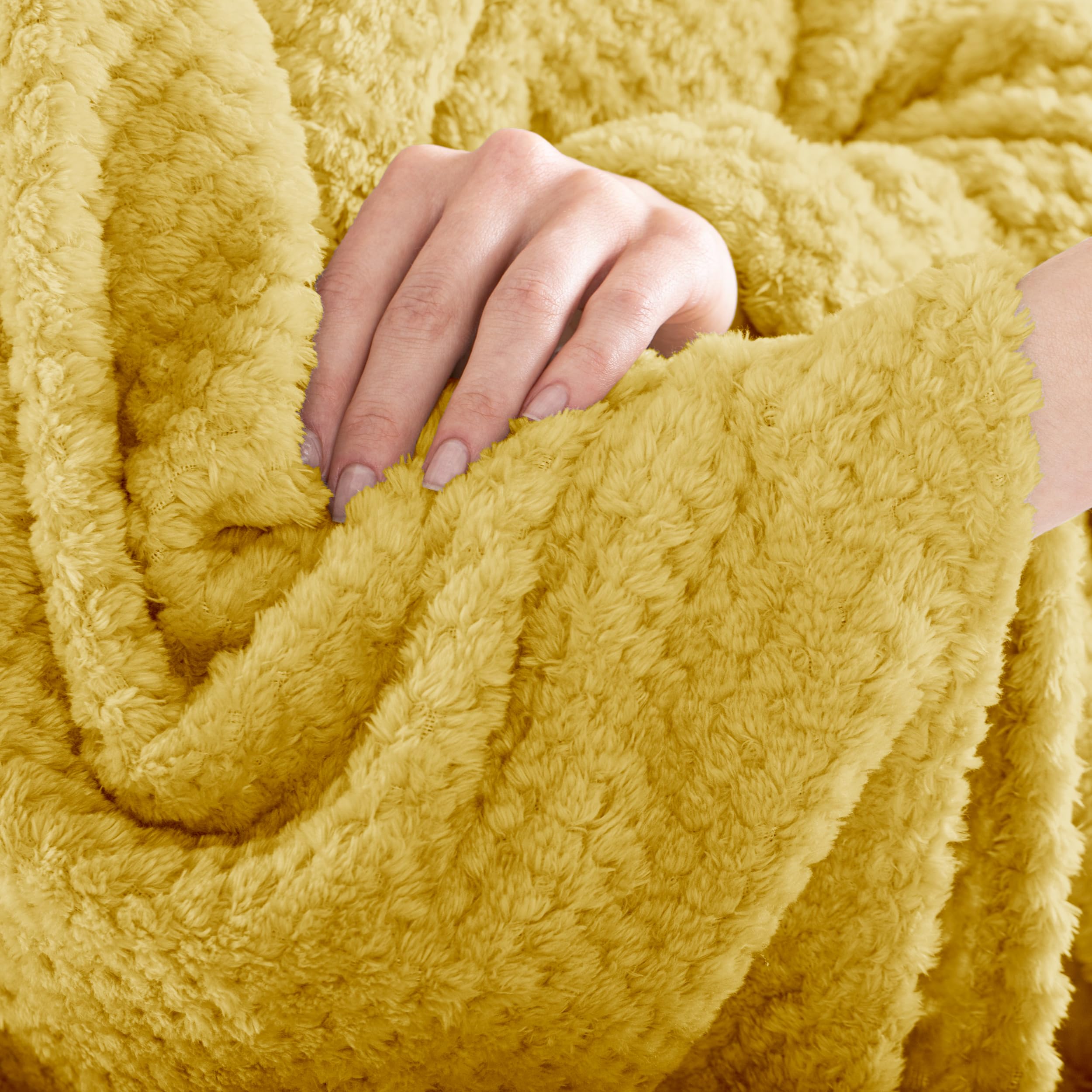 DecoKing Couverture Polaire 150 x 200 cm Plaid Doux en Microfibre pour Lits Canapés Chaises et Divans Style Scandinave Chaude Légère et pour Toutes Les Saisons Jaune Henry