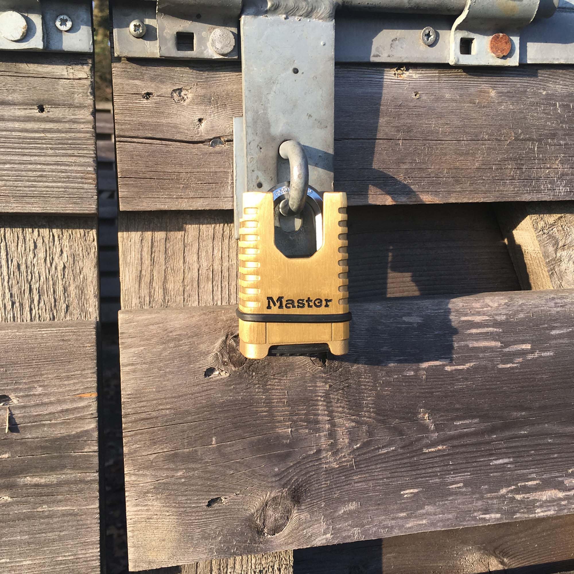 MASTER LOCK Cadenas en Laiton Massif Haute Sécurité [Anse Protégée][À Combinaison] M1177EURD - Anti-Rouille, Ultra Résistant et Imperméable