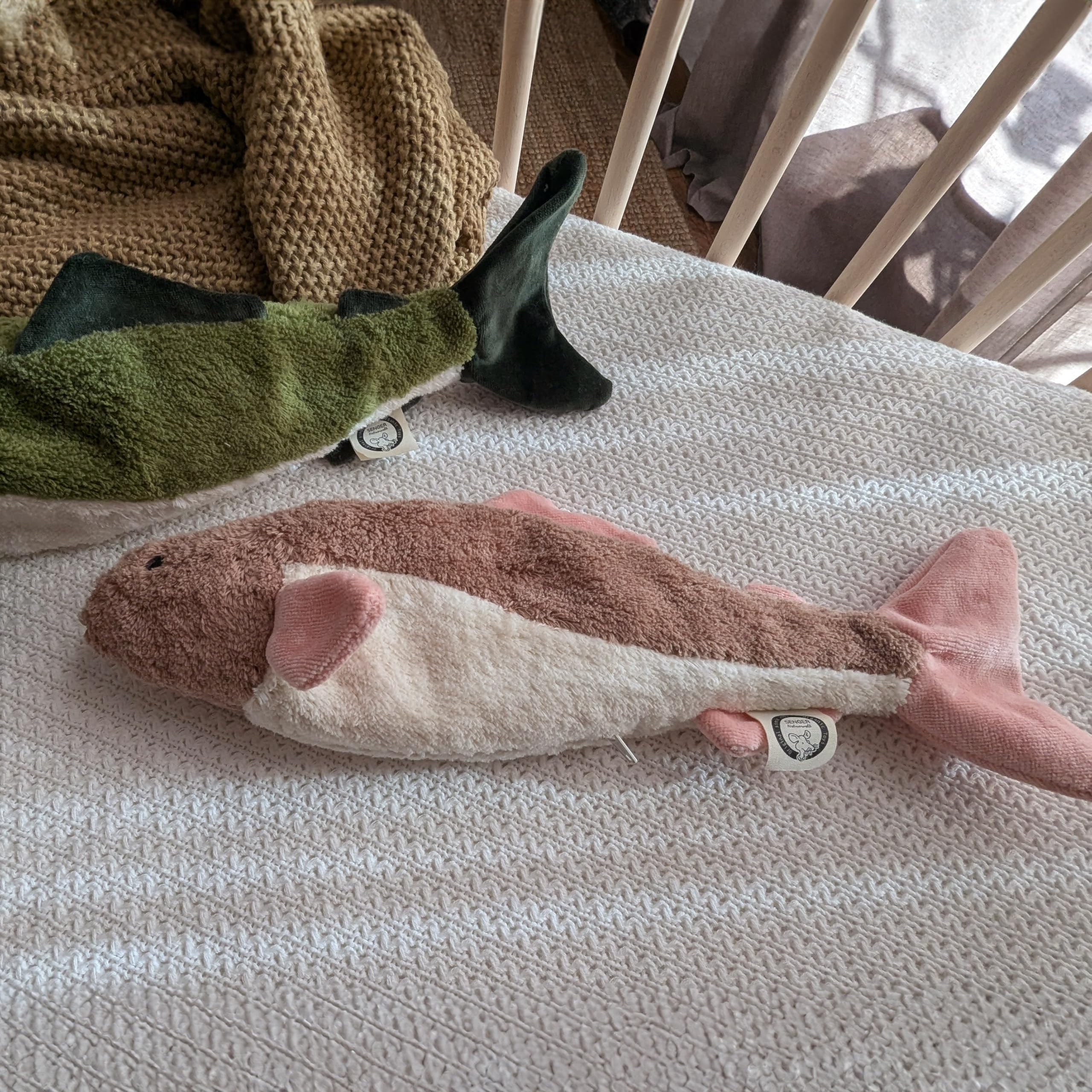 Senger Naturwelt Kuscheltier Fisch klein | rosenholz, Wärmekissen mit Füllung aus Deutschland ab 3 Monaten
