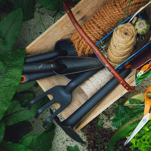 Miniatura 9 de Fiskars Azada cultivadora ecológica con diseño de doble función, hoja cónica, dientes de cultivador, mango ergonómico y construcción resistente a