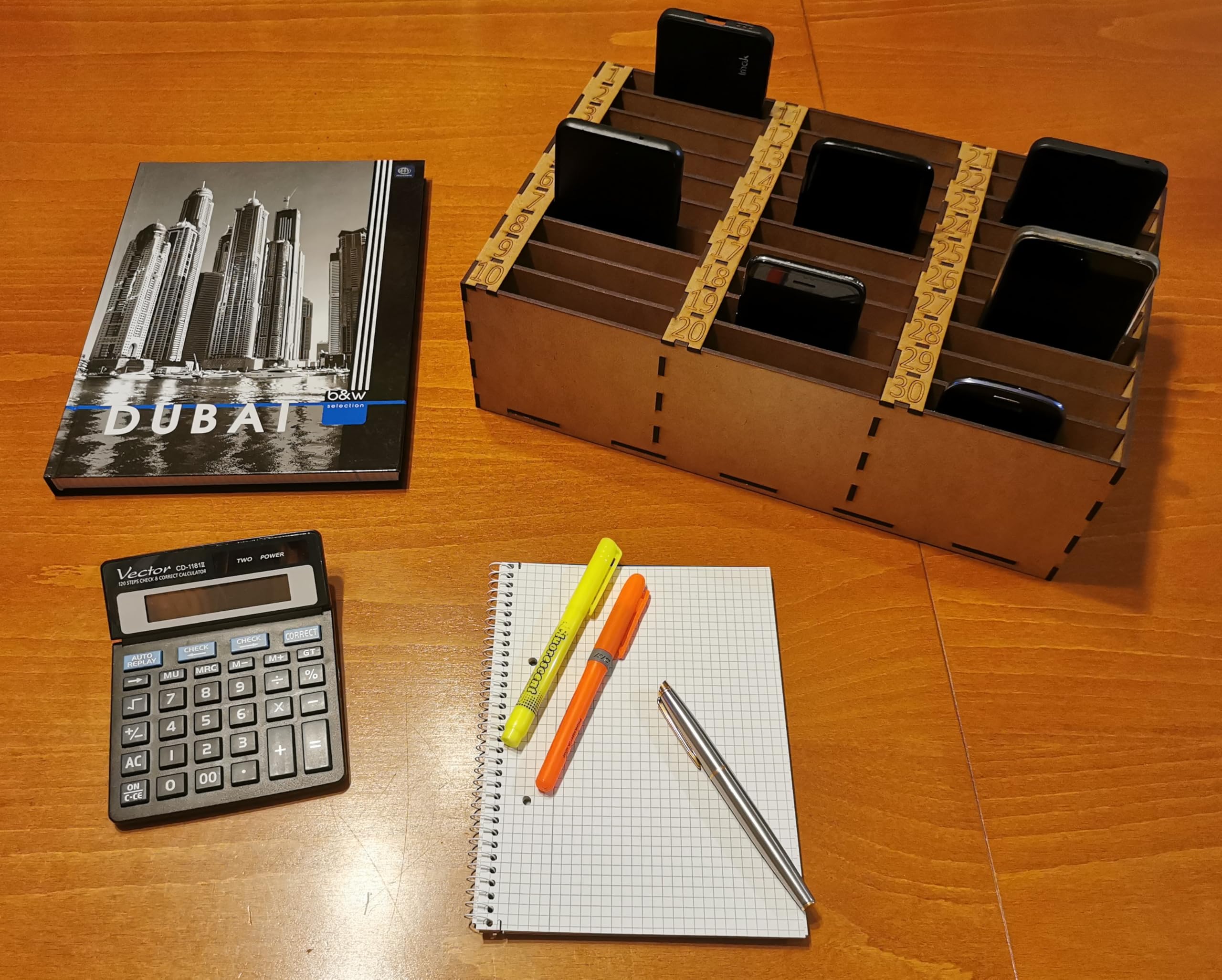 Boîte de rangement pour téléphone portable avec 30 compartiments numérotés - Support de téléphone portable en bois pour salles de classe, formations et séminaires - Boîte de rangement pour