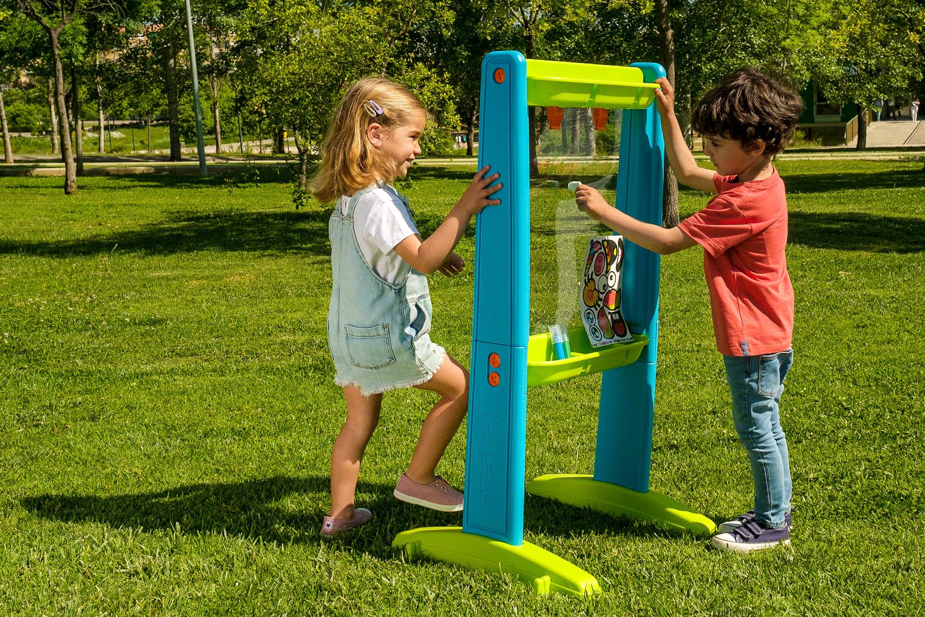 Feber - Art & Fun Board, ardoise transparente en forme de chevalet, pour peindre, jouer, 4 marqueurs de couleur inclus, autocollants, clips pour papier, pour enfants à partir de 3 ans