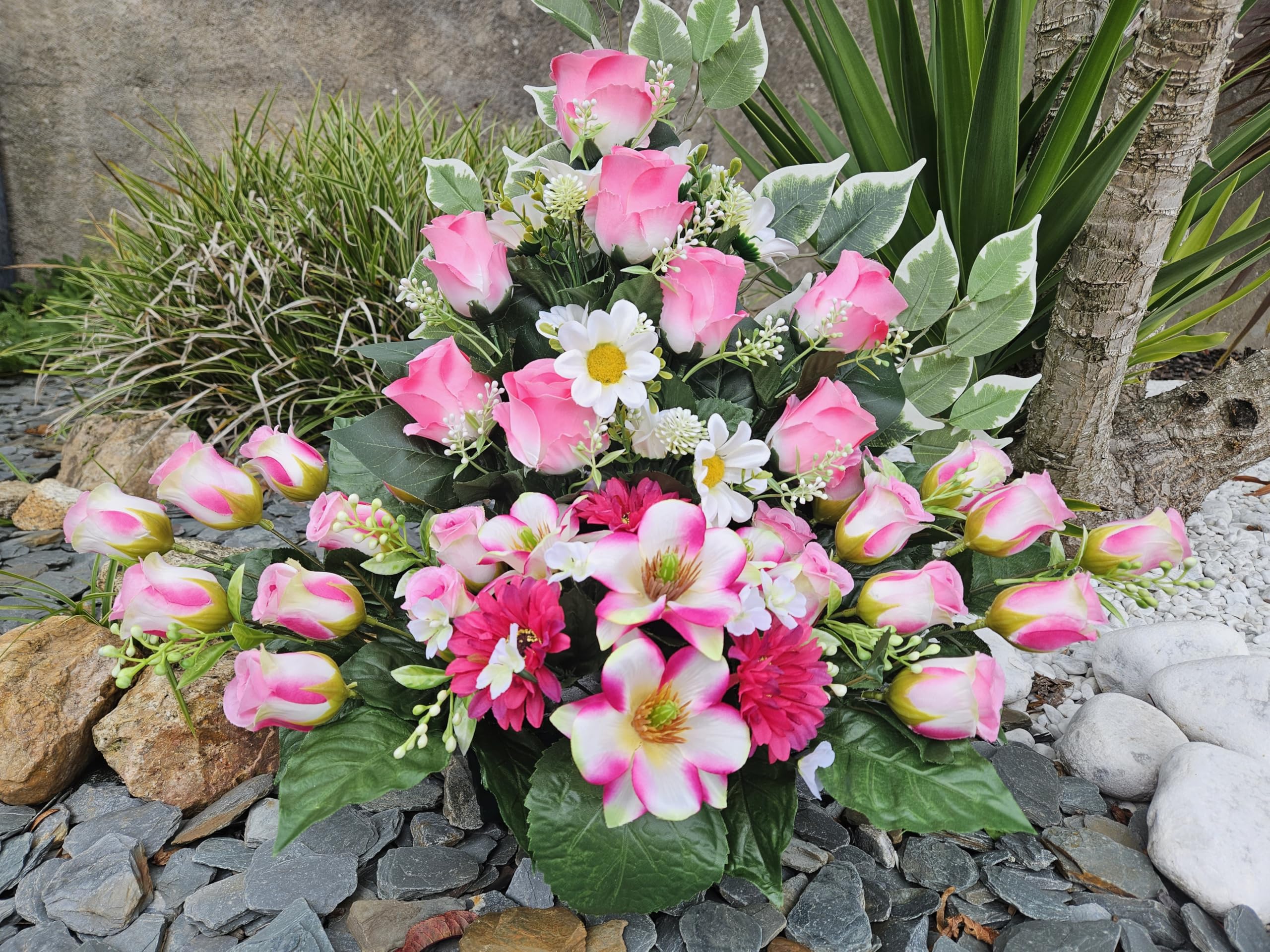 Composition de Fleurs Artificielles Lesté Ciment, pour Une Parfaite Tenue à L' Extérieur. Réalisé par nos Soins. Fleurs de Qualité.
