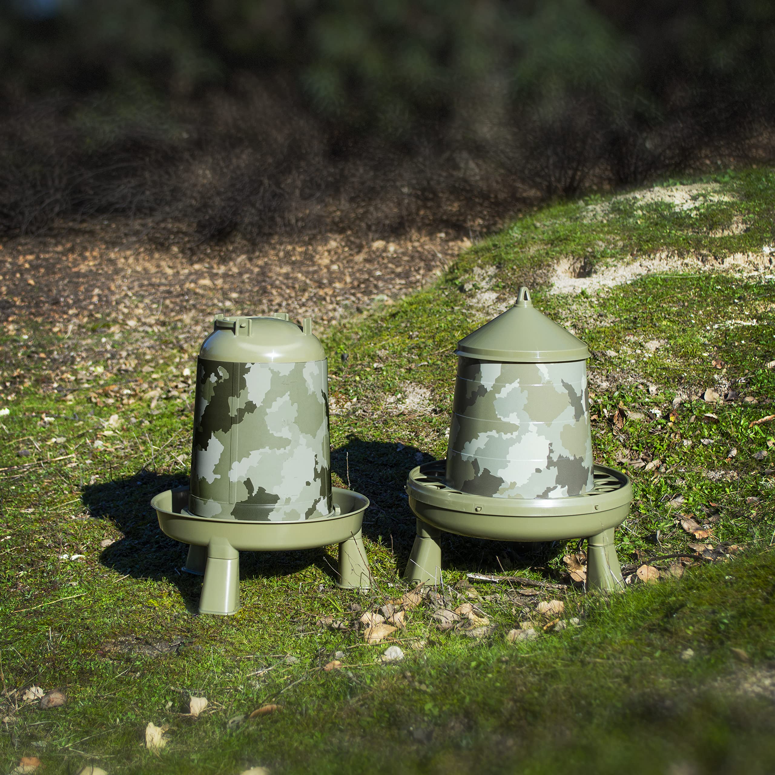 FINCA CASAREJO Mangiatoia + Abbeveratoio con Piedi per Galline e Altro Pollame - Mangiatoia e Abbeveratoio Camuffamento - Colorato Mimetico - Capacità 4Kg/5L – Acqua e Cibo Sempre Puliti