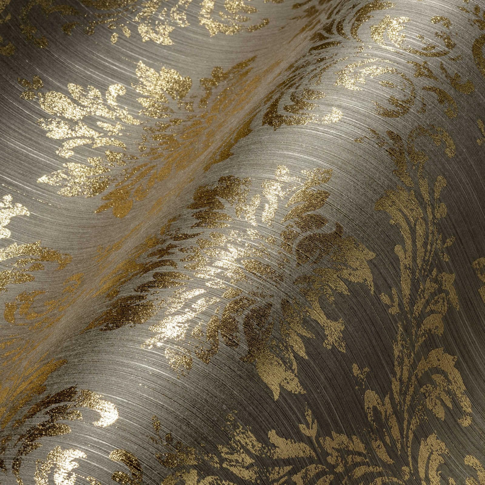 Papier peint en soie métallique beige pour une chambre parentale lumineuse et cocooning