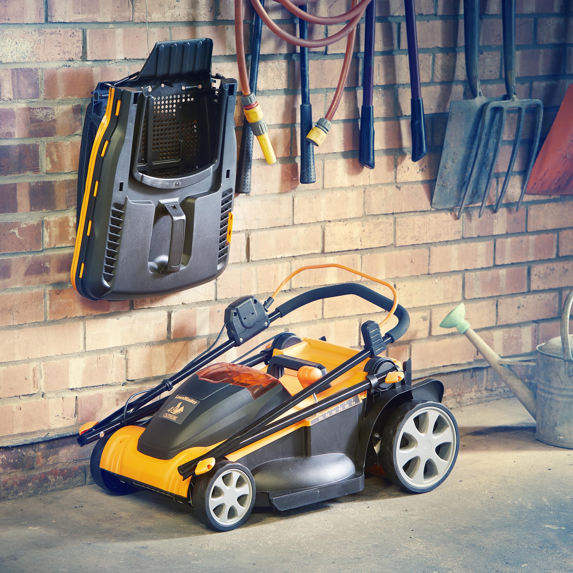 LawnMaster Cortacésped inalámbrico de 48 V y 41 cm con un Juego de Dos baterías de Iones de Litio MX 24 V 4,0 Ah, 2 Cargadores rápidos, Peine de Borde, Rodillo Trasero y función de mantillo.