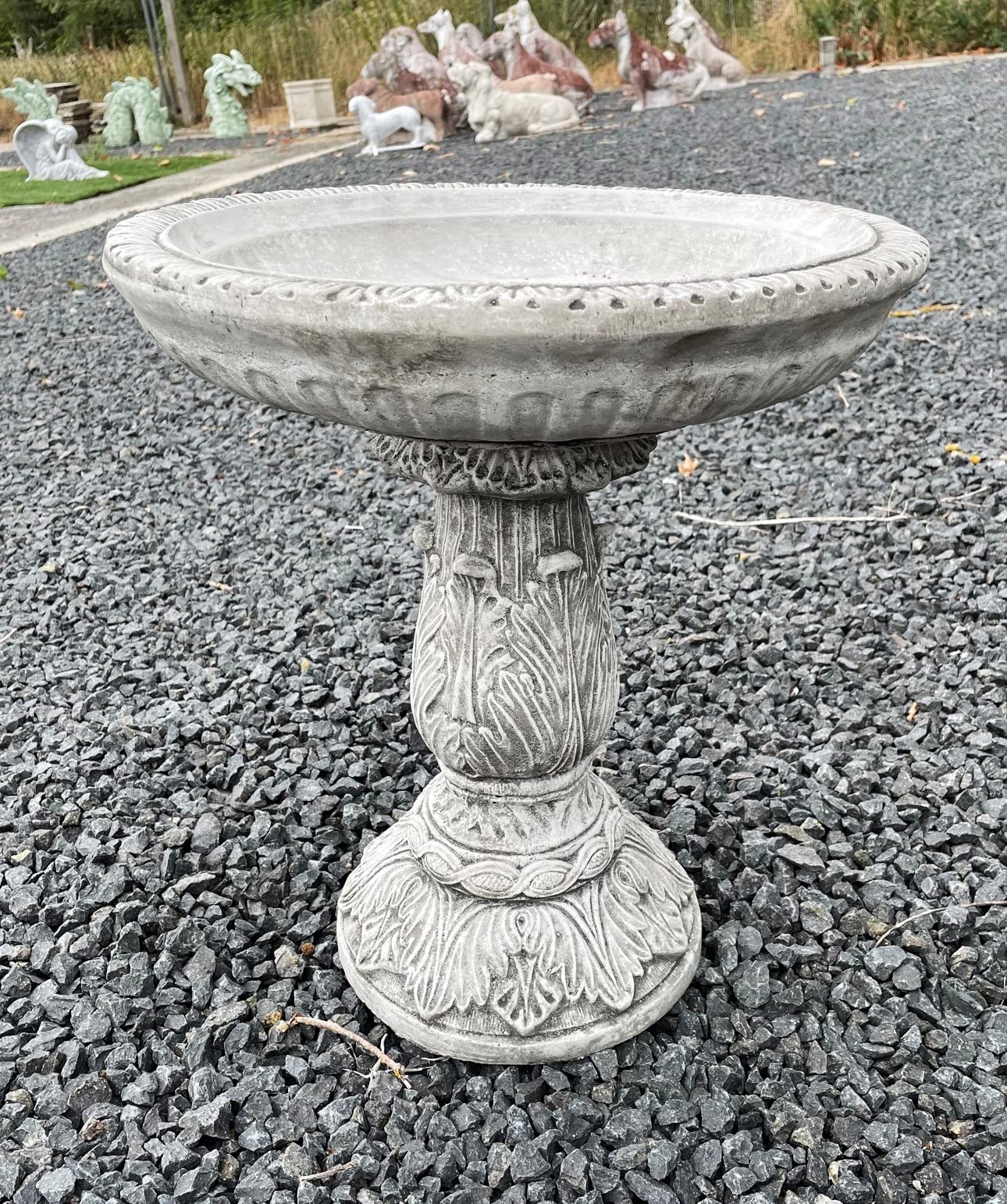STEINFIGURENWELT GIEBEN Vogeltränke Vogelbad stehend Höhe 45 cm mit Ornamenten grau Englischer Steinguss frostsicher Gartendeko Vogelbecken mit Fuß