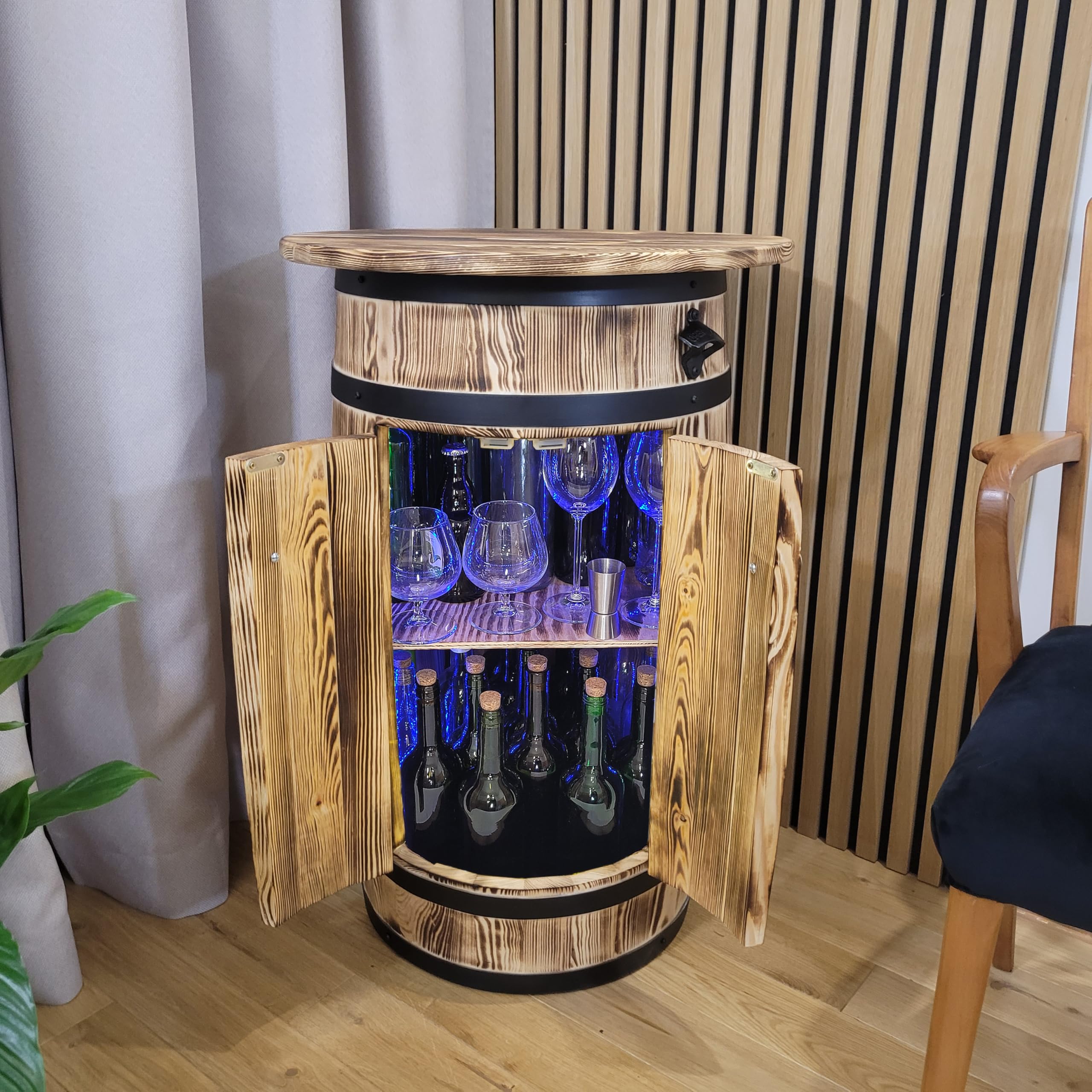weeco Holzbar Fass mit RGB LED Ablage zur Aufbewahrung von Alkohol, Dekoratives Barschrank mit Regalböden und Türen, Weinregal für Wohnzimmer oder Küche, 80x55x44 cm