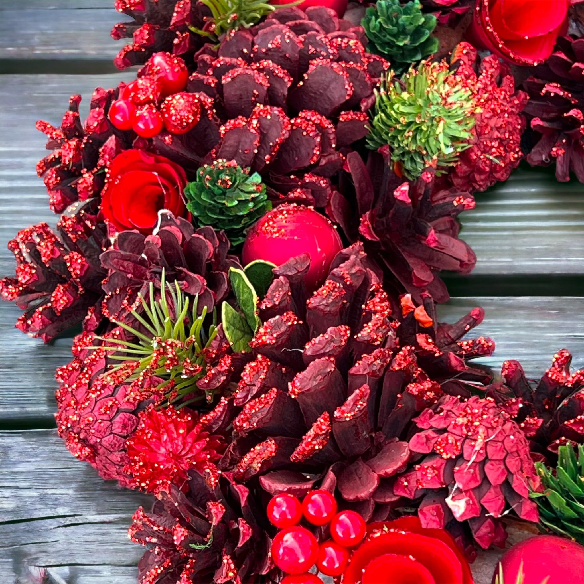 MIJOMA Corona de Navidad con piñas, bonita decoración invernal para pared y puerta, corona de Adviento hecha a mano con piñas, abeto artificial y bayas (rojo/verde)