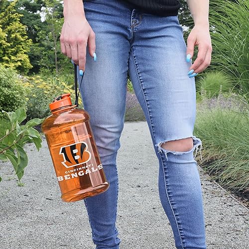 Miniatura 2 de FOCO NFL Team Logo 2L - Botella de agua deportiva grande de plástico transparente