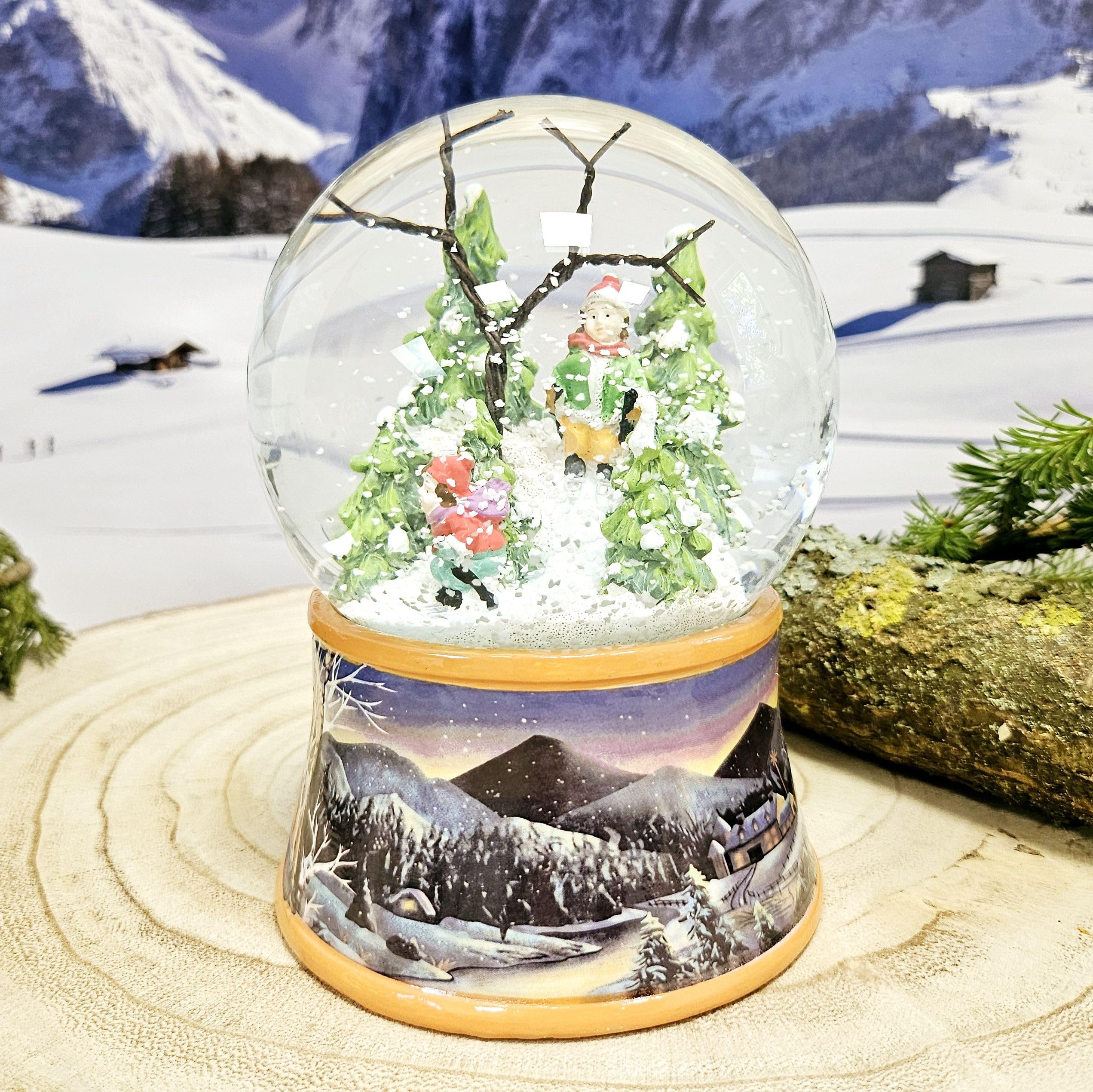 Schneekugel Weihnachten mit Musik | Nostalgische Skifahrer | Sockel Winterlandschaft Ocker| H: 14cm B: 10 cm | Schüttelkugel Wintersport Winter mit Spieluhr | 20275
