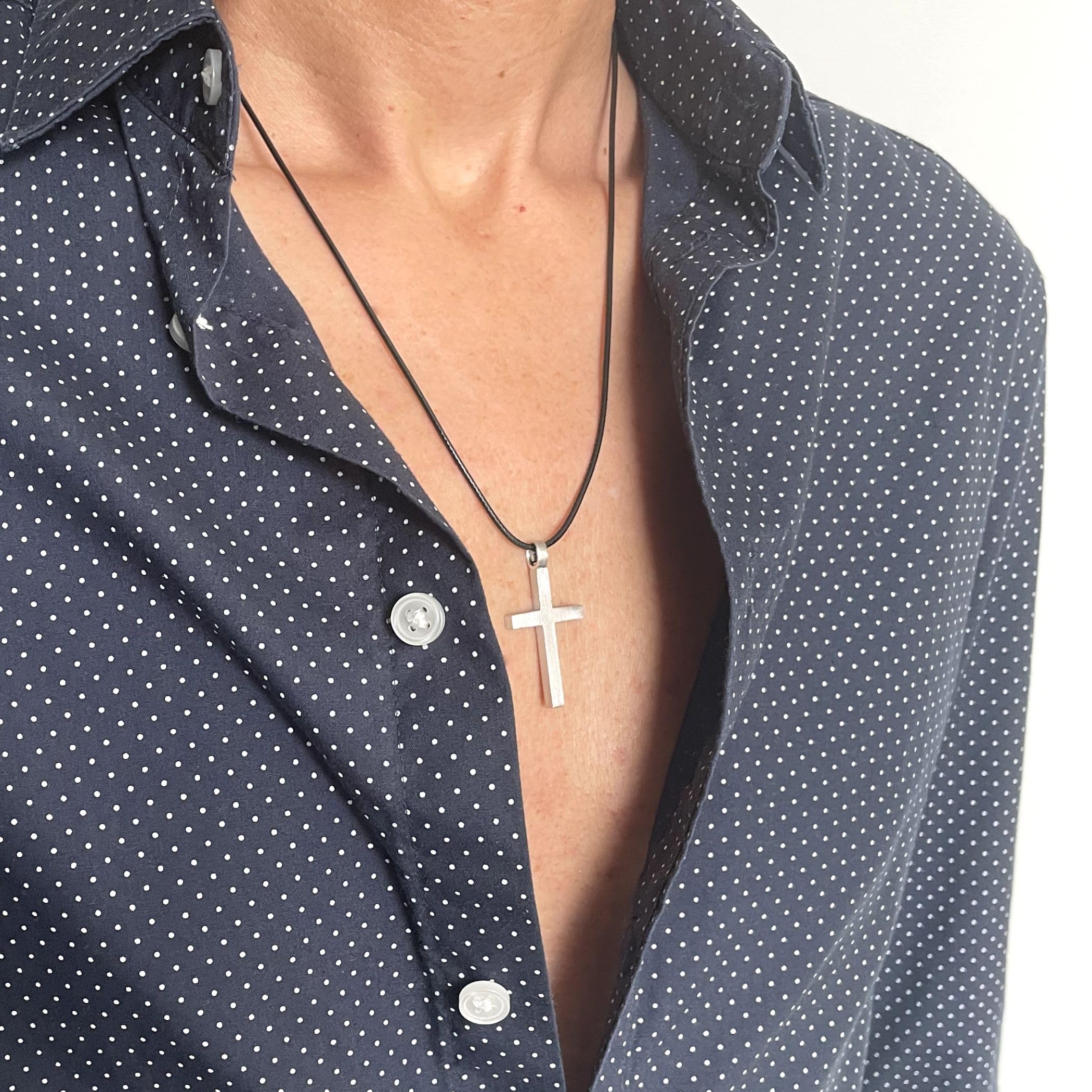 ZENSE - Collana da uomo con croce latina in argento massiccio spazzolato 925, realizzata a mano - Anti-ingiallimento rodio - Altezza 3,5 cm - Cordino nero 55 cm - Certificato di autenticità