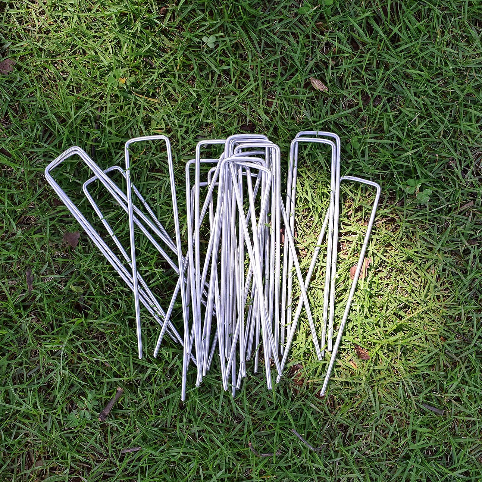 50 pinzas de jardín de acero galvanizado para tela de barrera de malezas y riego por goteo de cubierta de suelo, clavijas de seguridad de jardín en forma de U de 6 pulgadas, plateadas