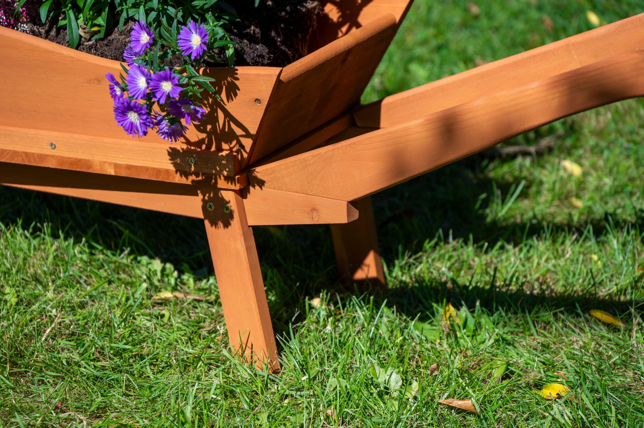 dobar® 29095e Pflanzschubkarre aus Holz | Dekorativer Pflanzkasten für Blumen | Blumenwagen | Pflanzwagen | Blumenkarre | Holzschubkarre zum Bepflanzen | 130 x 40 x 40 cm | Braun