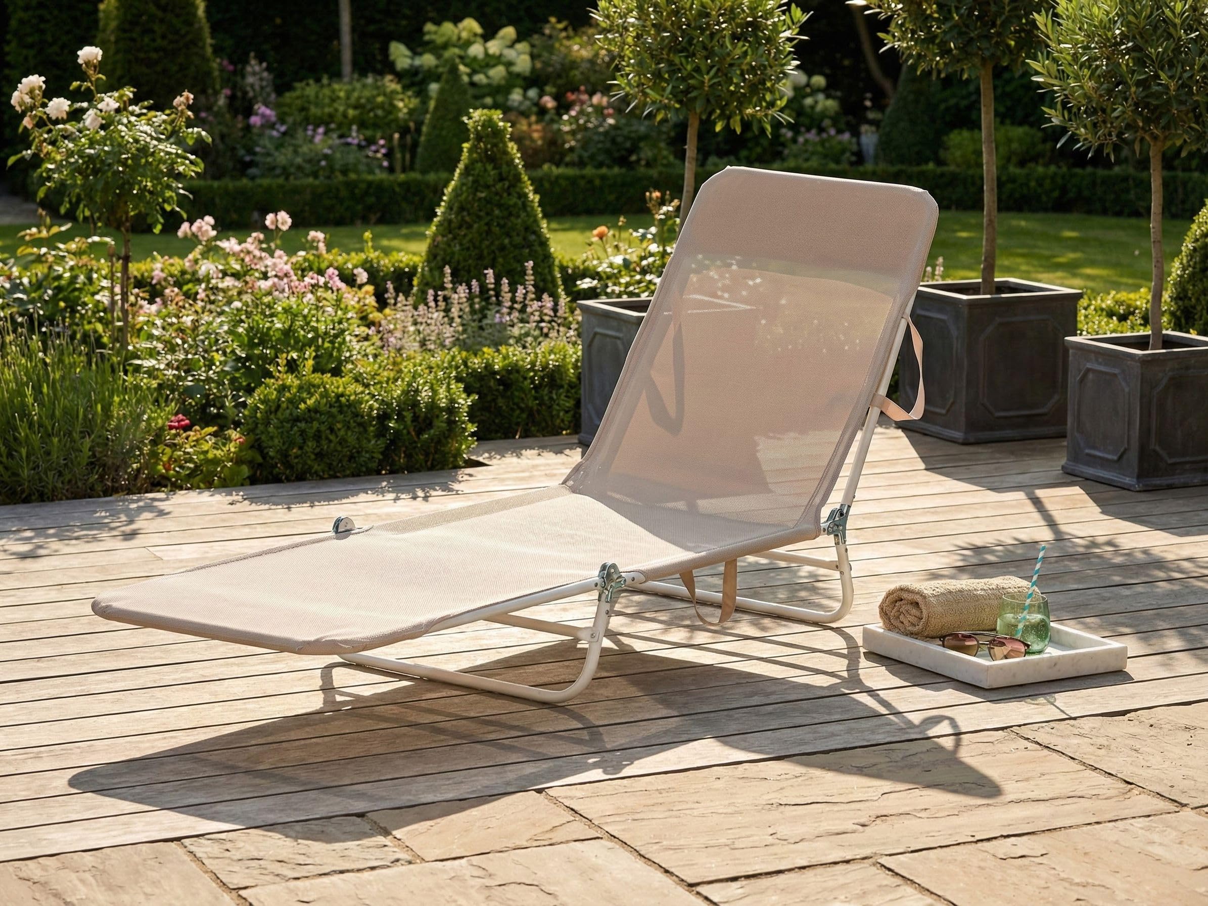 Beliani Sdraio da giardino pieghevole con seduta in rete e telaio in acciaio con maniglia resistente alle intemperie beige
