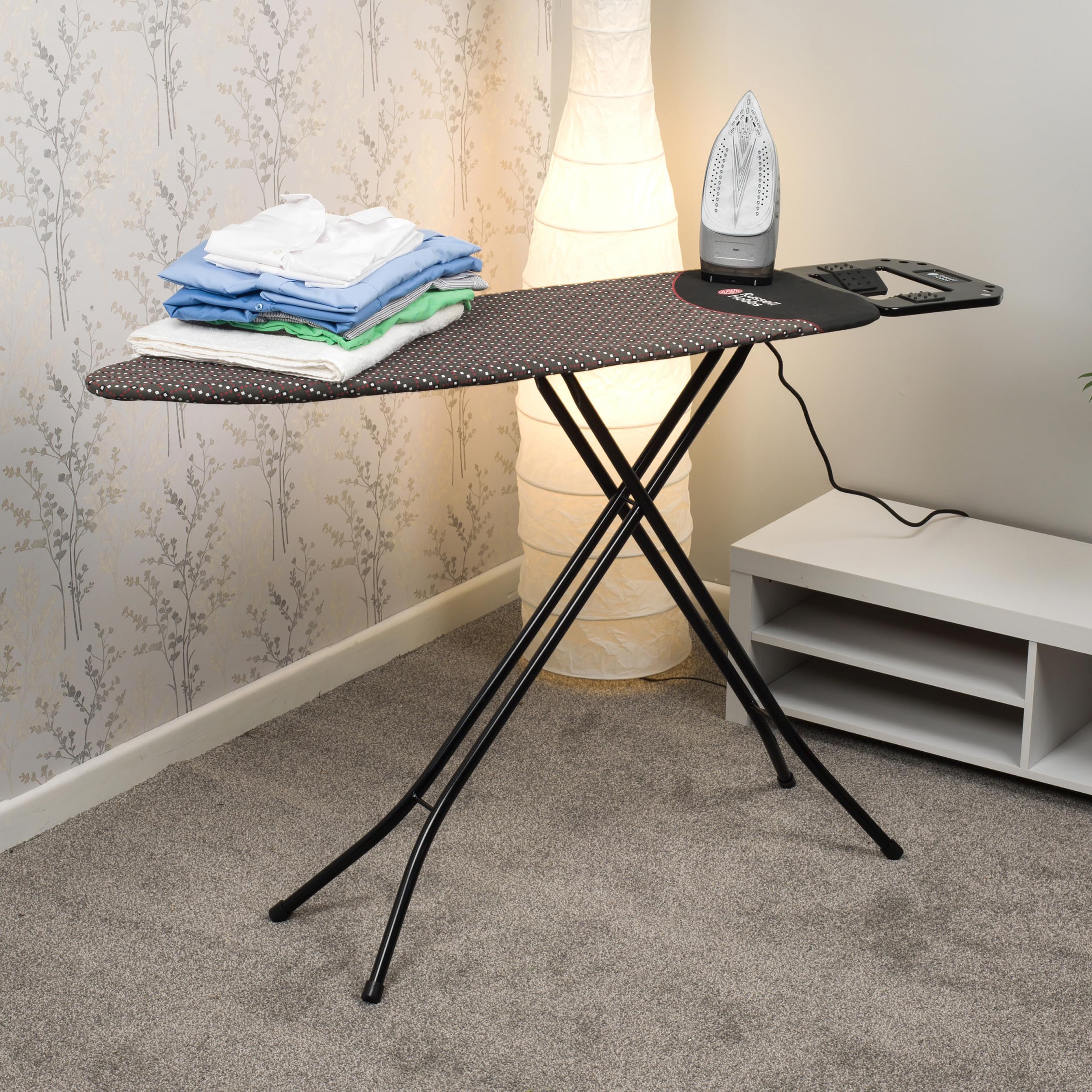 Russell Hobbs LA043153BLK Tabla De Planchar, Portátil Y Facil De Usar, con Ajustes De Altura, Patas Antideslizantes, Metal, Patas Antideslizantes, Incluye Soporte para Plancha, 122 x 38 x 90, Negro