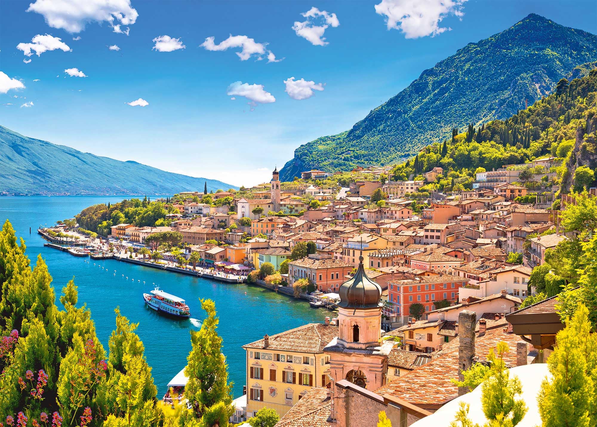 Ulmer Puzzleschmiede - Puzzle "Lago la Garda" - Puzzle classique du lac de Garde de 2000 pièces - Vue pittoresque du village de Limone sul Garda, Lombardie, Italie du Nord