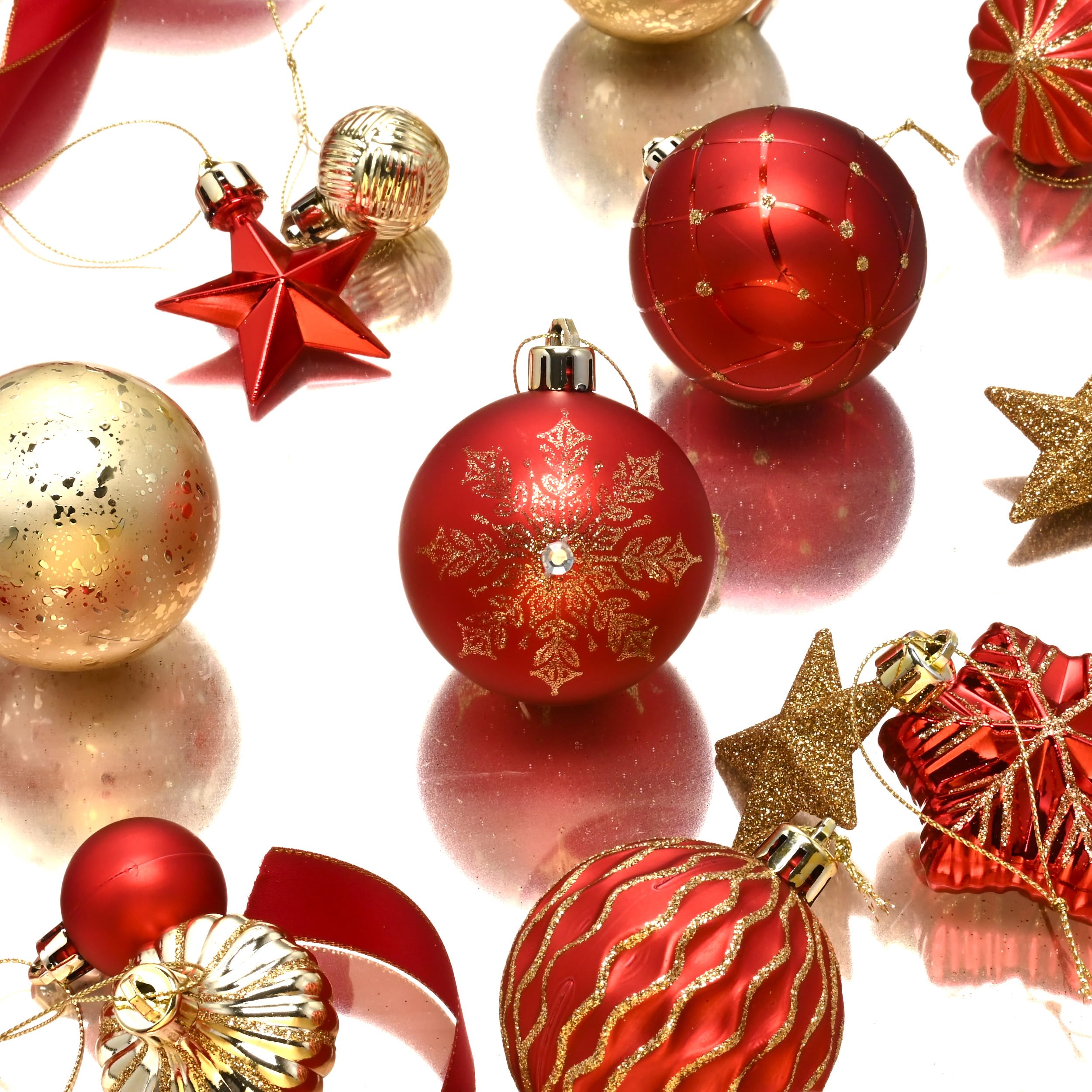 Valery Madelyn Lot de 60 boules de Noël en plastique - Décoration de Noël avec crochet de suspension - Brillantes, scintillantes et mates - Thème rouge doré (M)