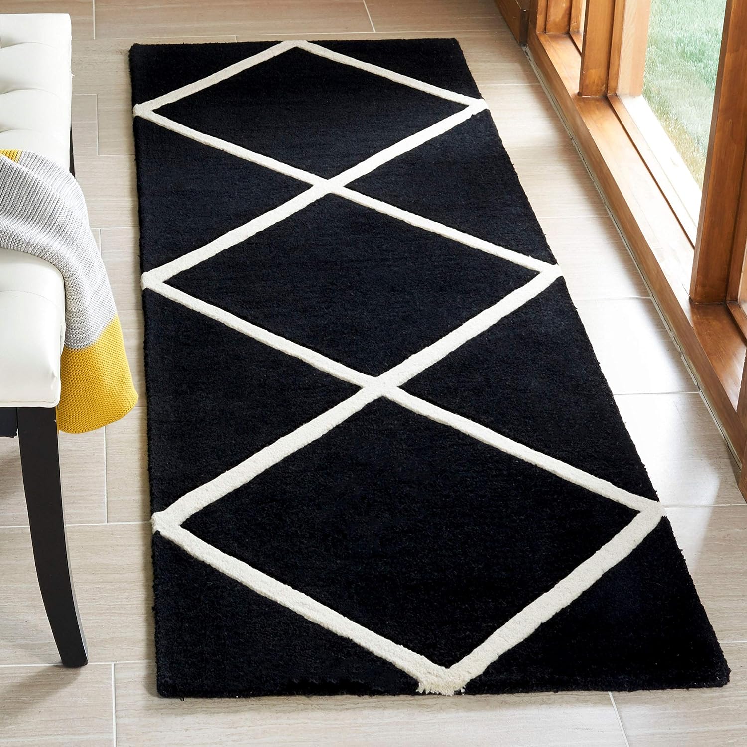 SAFAVIEH Chatham Collection Runner Rug - 2'3" x 7', Black & Ivory, Handmade Diamond Trellis Wool, Ideal for High Traffic Areas in Living Room, Bedroom (CHT720K)