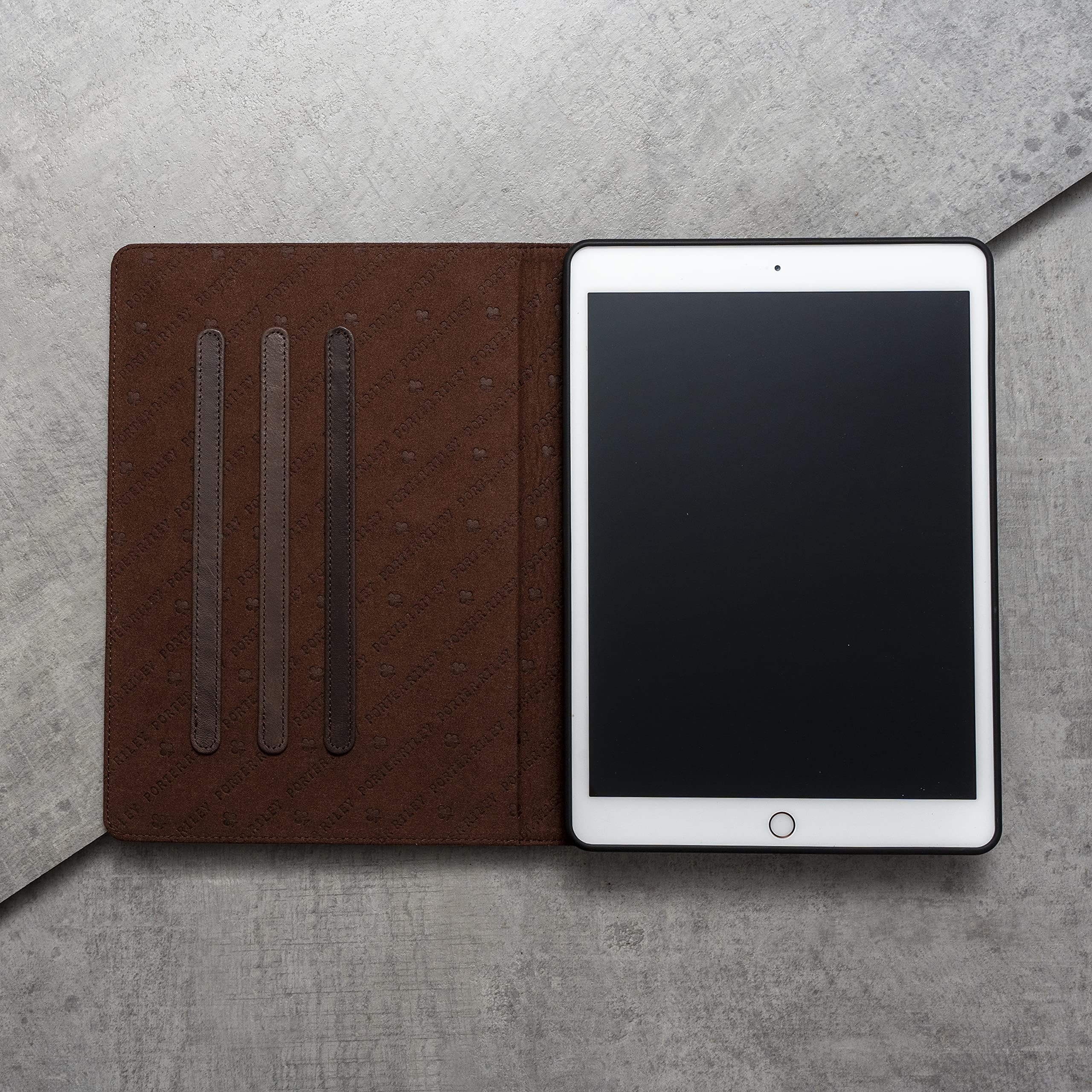 Porter Riley – Lederhülle kompatibel mit iPad Air 13" M4 (2026), M3 (2025) & M2 (2024). Hochwertiges Echtleder Standcase/Cover/Flip (Schokoladenbraun)