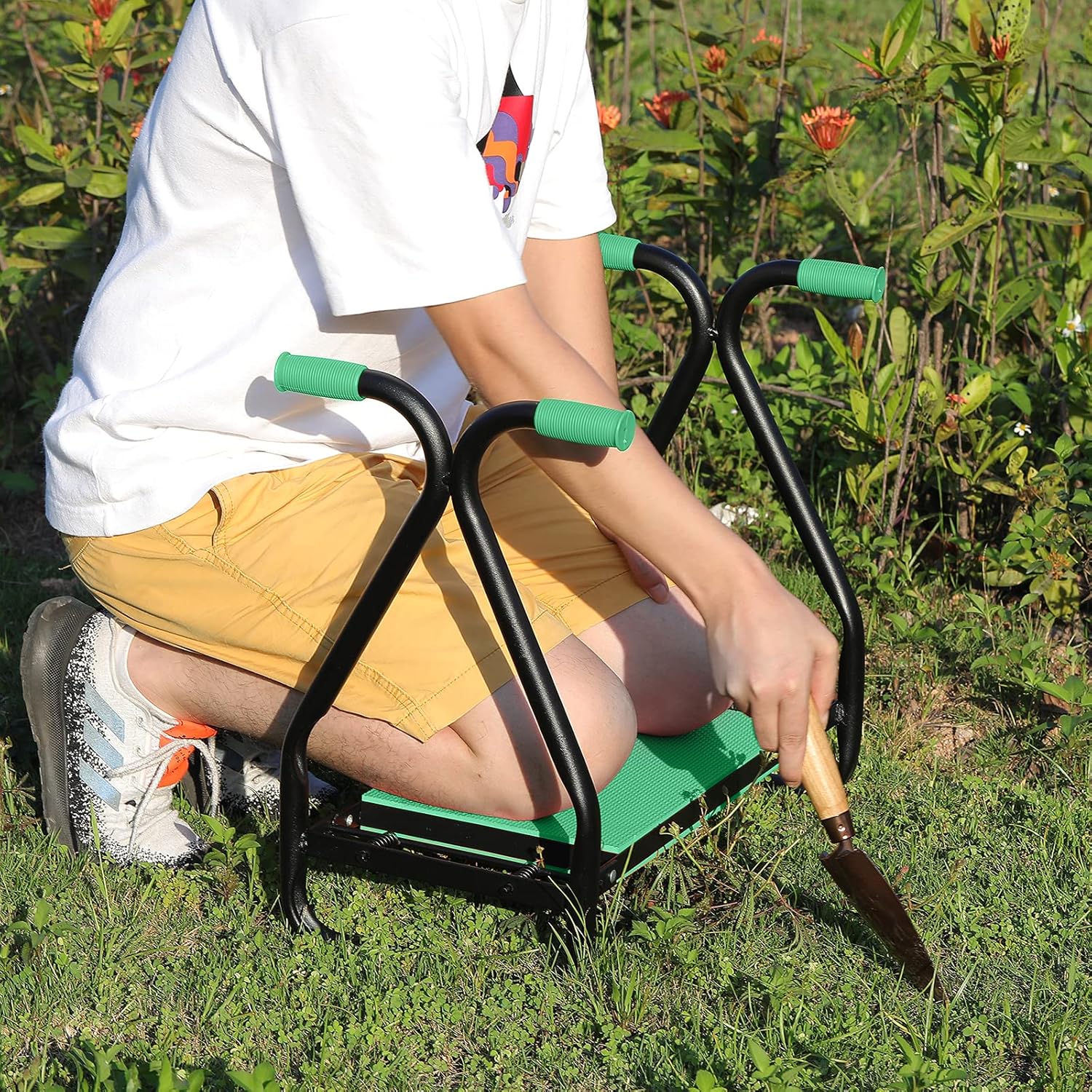 Garden Kneeler and Seat, Foldable Garden Stool with 3 Tool Pouches and Soft Kneeling Pads, Lightweight and Sturdy Outdoor Gardening Tools for Garden Work, for Keen Gardeners, Green : Patio, Lawn & Garden