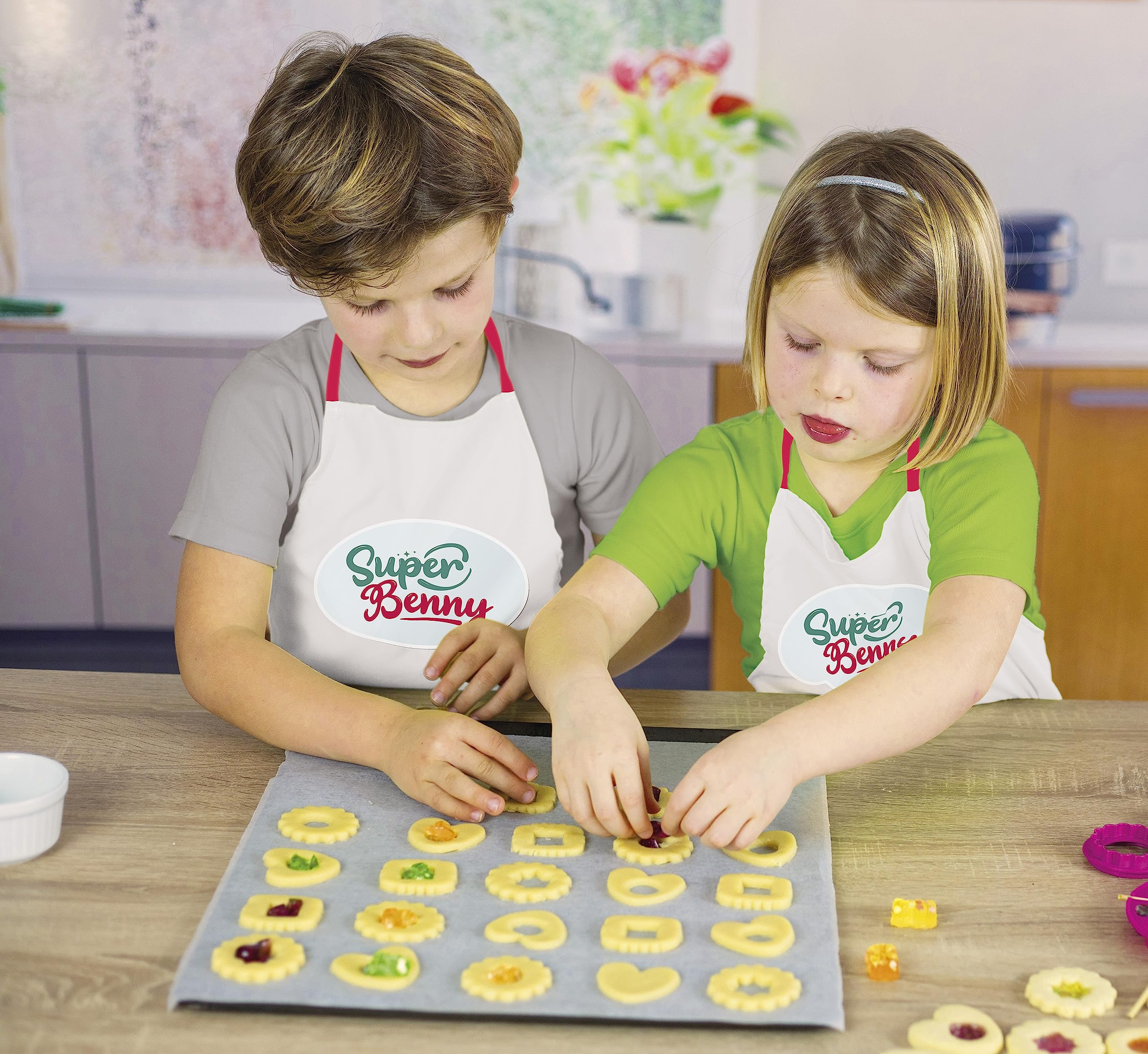 Smoby - Super Benny La cucina delle delizie, 7600310916, +3 anni, accessori per cucinare davvero, grembiule incluso, 32 accessori, ricettario