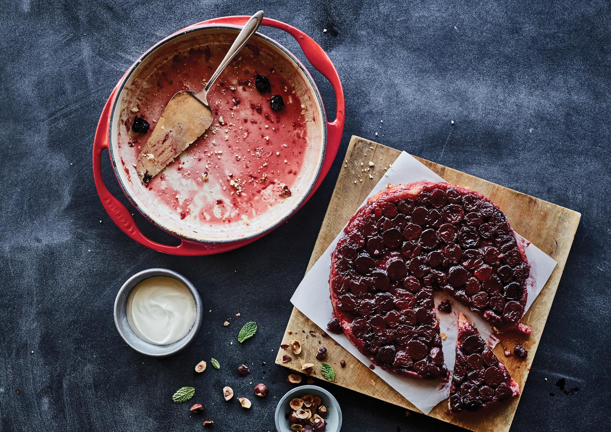 Le Creuset Traditionelle runde Tarte-Tatin-Form aus emailliertem Gusseisen, 2 l, Meersalz