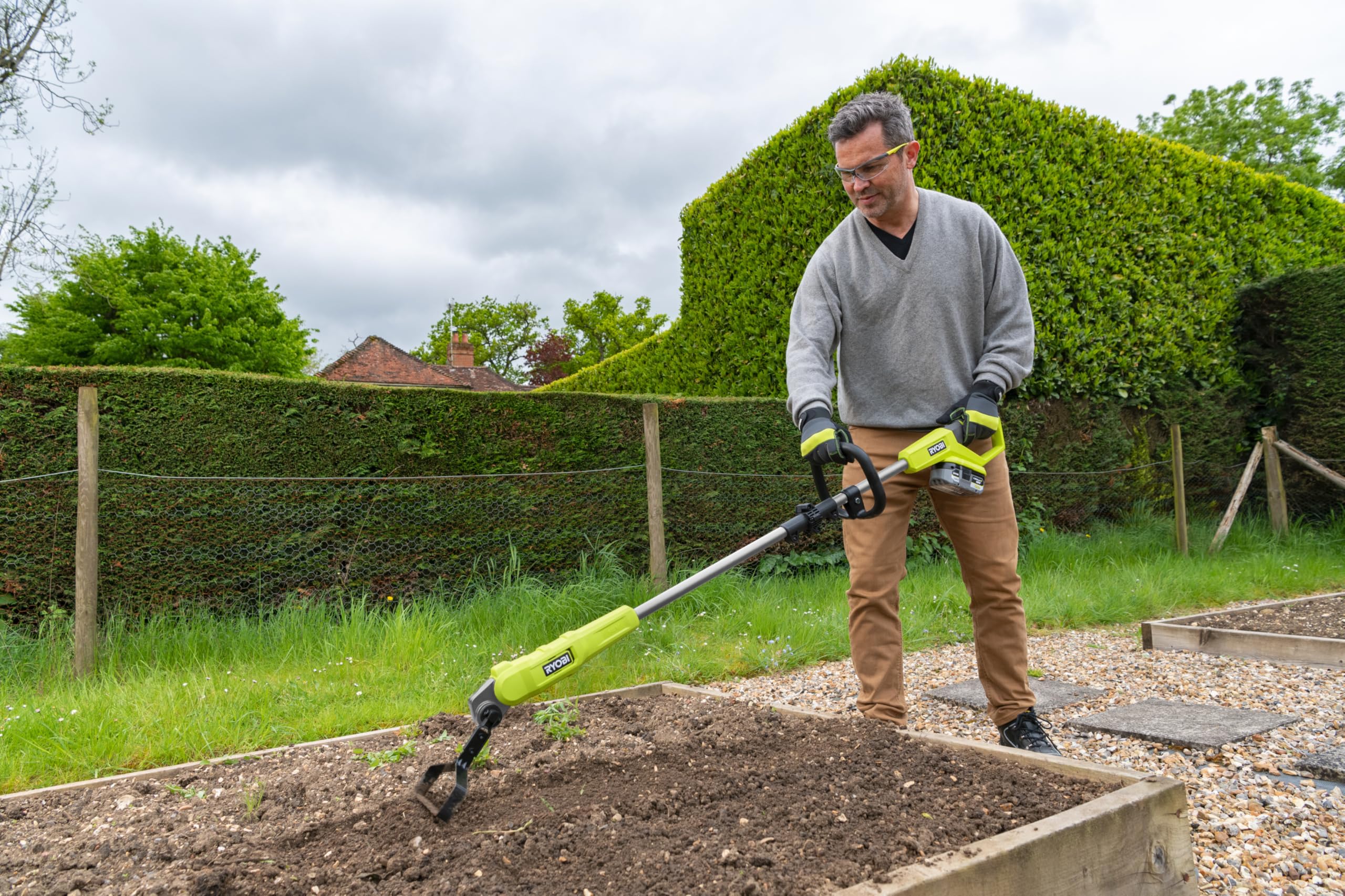 RYOBI Désherbeur 18V ONE+™ - Largeur 16,5 cm - Profondeur 7 cm - Sans Batterie ni Chargeur - Lame Oscillante Dentelée - Idéal Désherbage Massifs, Potager, Allées, Bordures et Préparation du Sol - RY18