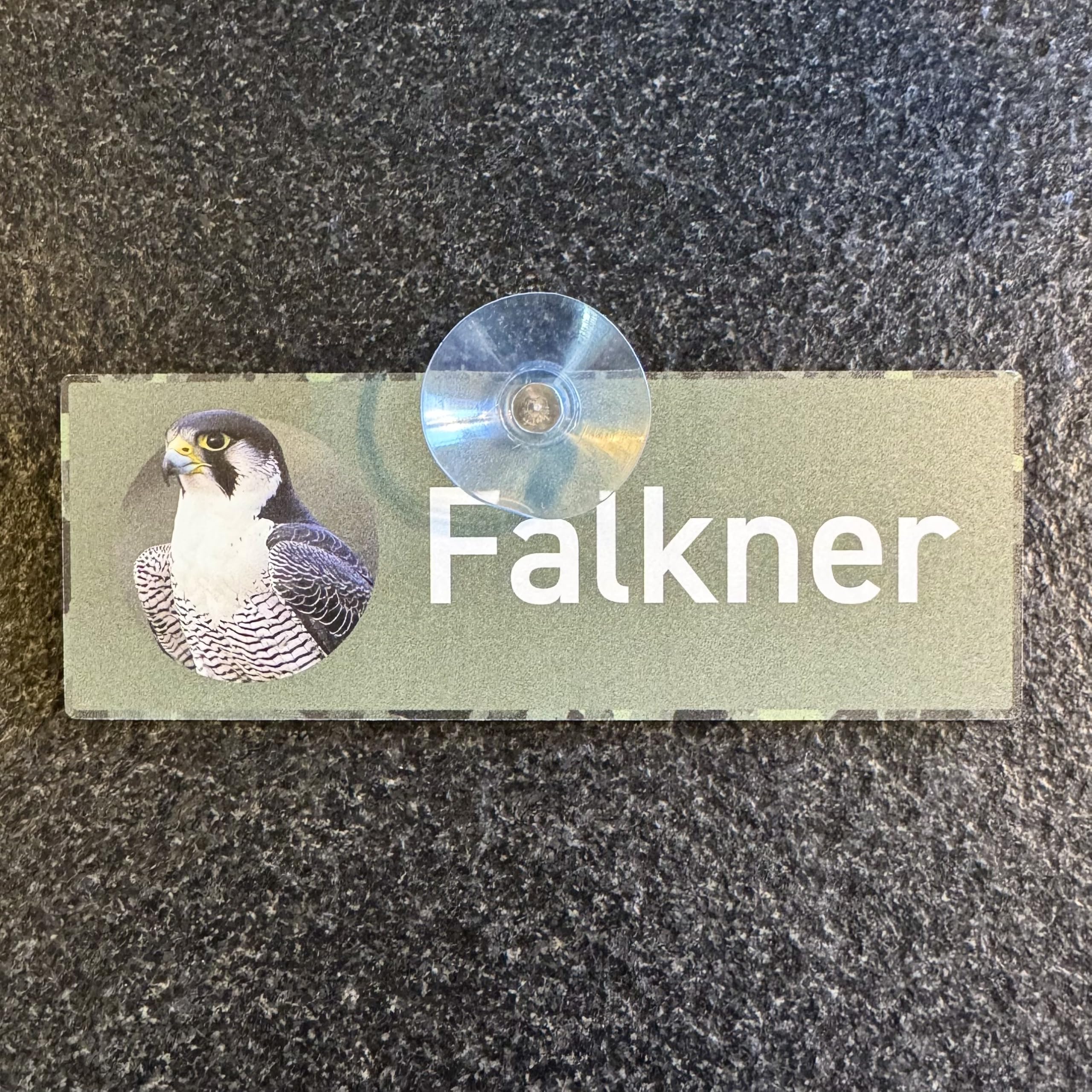 FALKNER SCHILD - Premium Autoschild mit starkem Saugnapf für die Autoscheibe aus formstabilem Aluverbund, UV- und Witterungsbeständig, 18 x 6.5 cm - MADE IN GERMANY