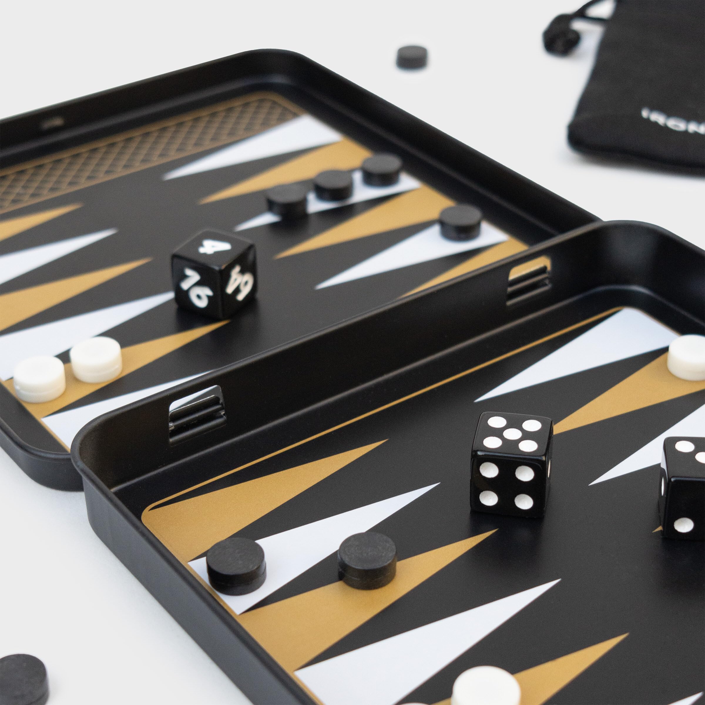 Iron & Glory Ensemble de Backgammon de Voyage magnétique en étain Durable avec pièces magnétiques sécurisées, Jeu de société Compact et Portable pour Jeu de stratégie Familial avec Pochette de