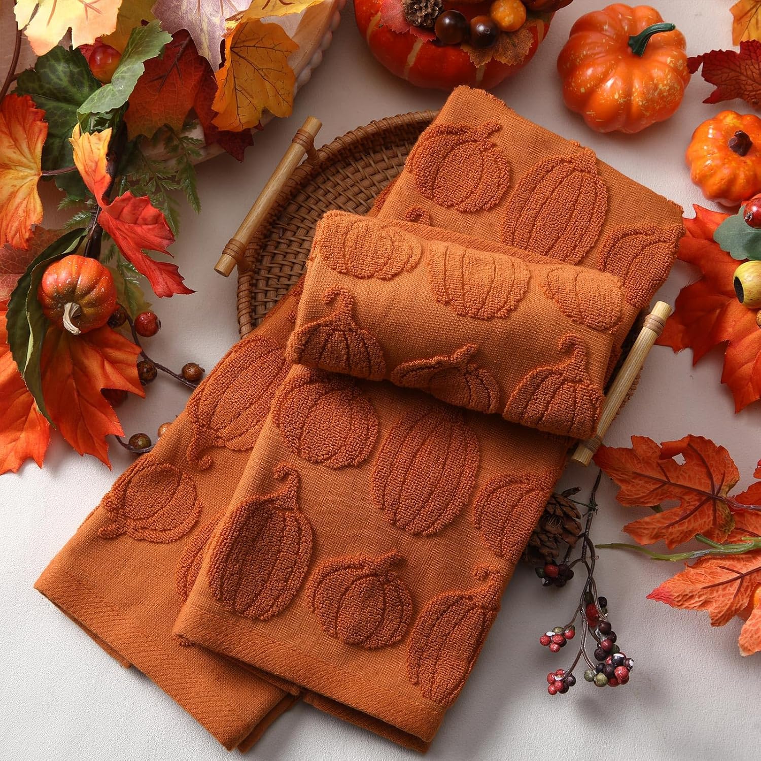 Hahafelt 3 Pcs Rust Fall Pumpkin Hand Towels for Bathroom Autumn 100% Cotton Jacquard Decorative Kitchen Dish Towels for Thanksgiving Bath Seasonal Kitchen Decor Gift Spa Gym Sport, 13.8 x 29.5