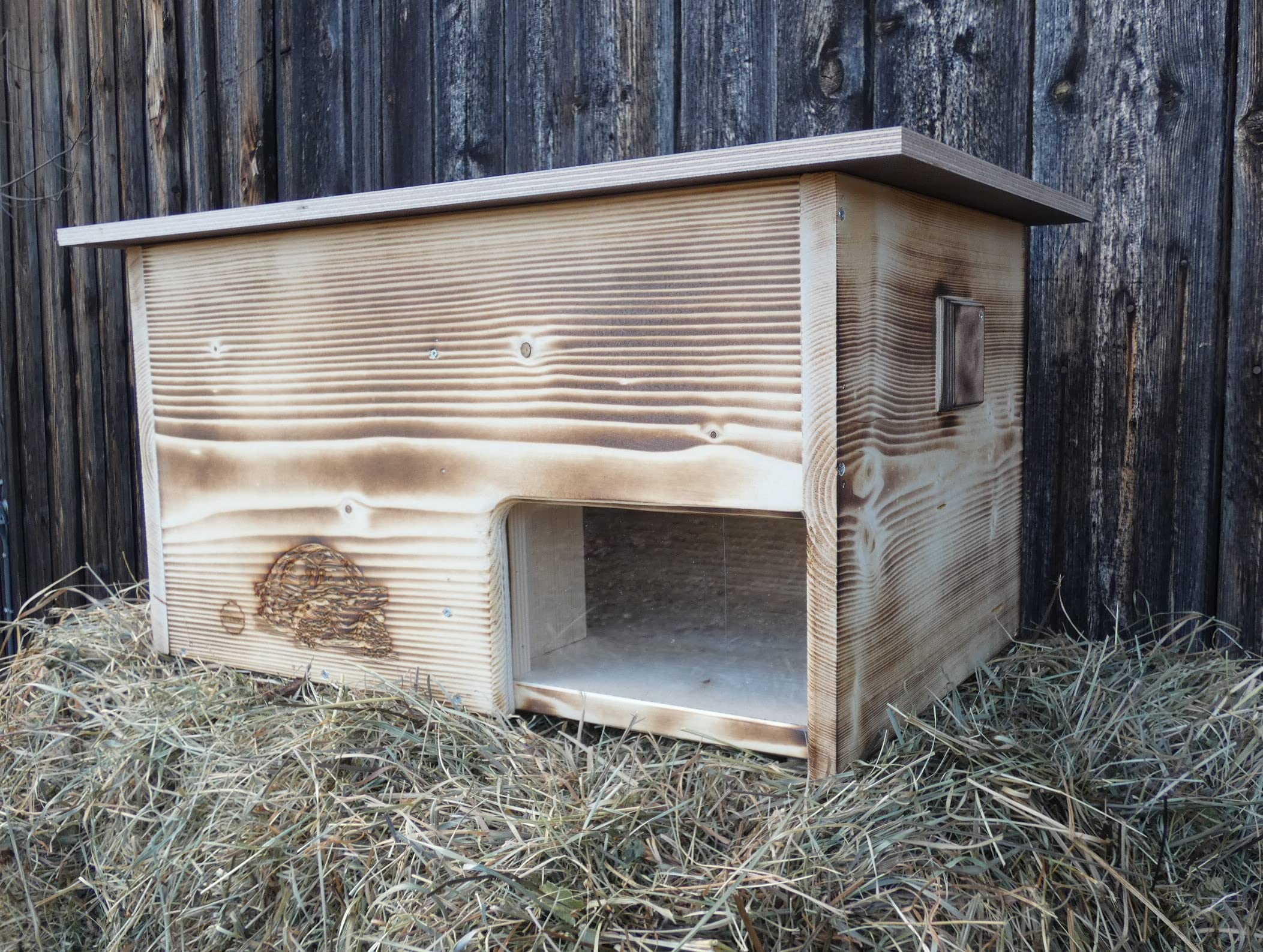 ARBRIKADREX Schildkröte Premium Schildkrötenhaus XXL (L:60cm; B.40cm; H:31cm) mit Sonnendach, Windfang, Einstellbarer Belüftung und Plexiglastor 18mm Vollholz Fichte (geflammt)