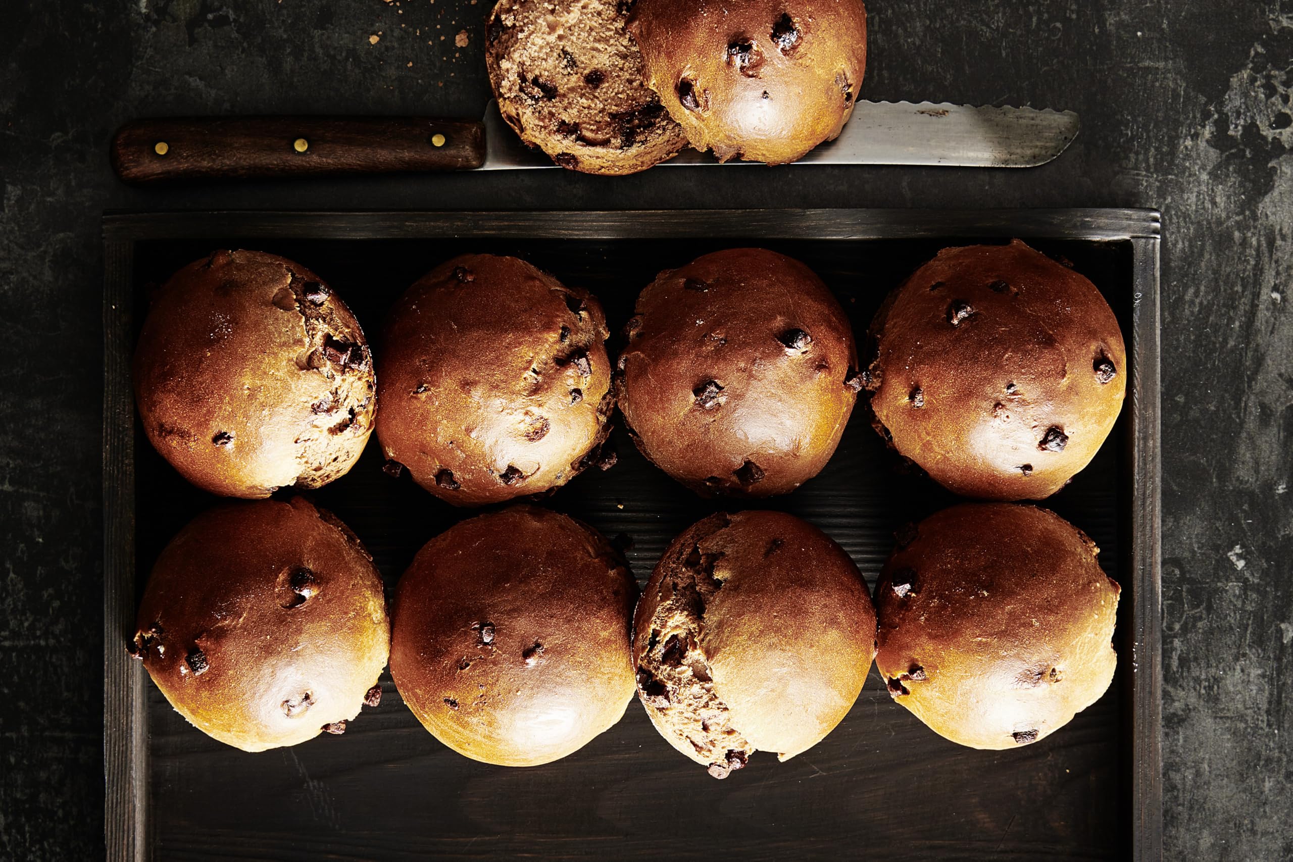 Betty Bossi Brötchen-Backset: Metall-Backform & Rezeptbuch mit 30 Rezepten für perfekt knusprige Brötchen – Brotbackform für 12 Stück – Backset für Anfänger & Profis – Antihaftbeschichtet & Hochwertig