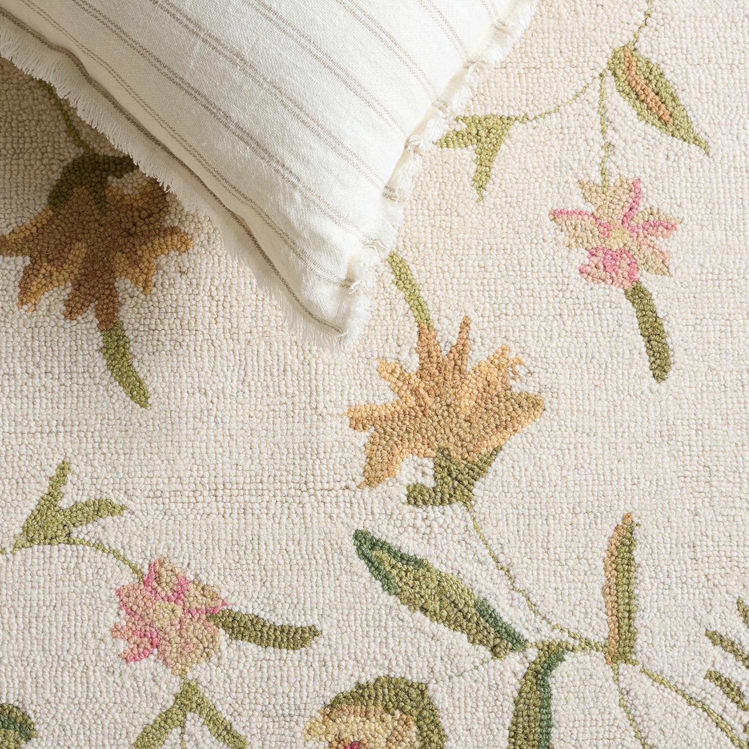 SAFAVIEH Handmade Wool Area Rug 6x8 - Chelsea Collection - French Country Design, Ivory, Ideal for Living Room, Bedroom, Dining Space (HK263A)