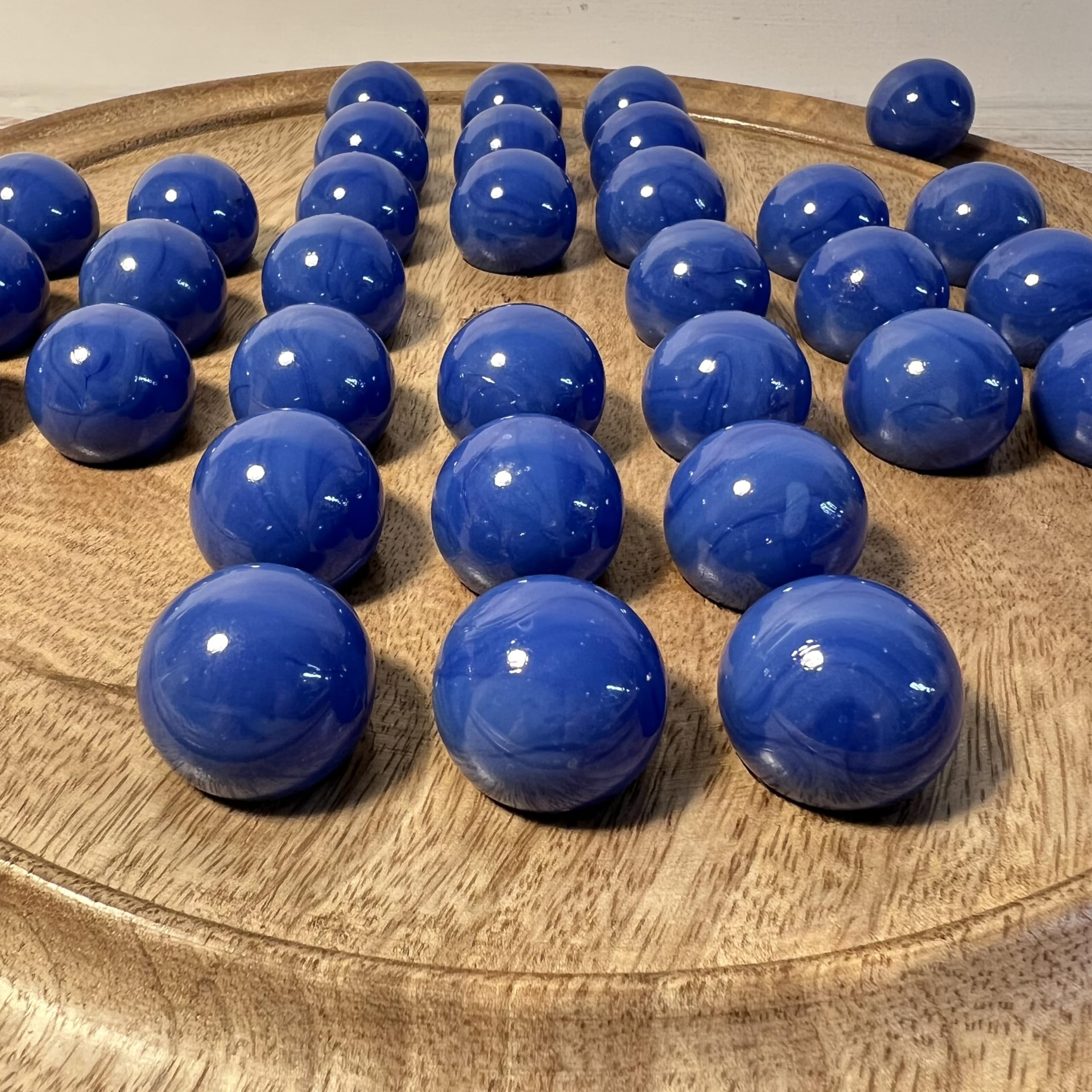Jeu de société Mango en bois marron clair de 30 cm de diamètre avec billes en verre bleu opale | | jeu classique de solitaire en bois | jeu de société de stratégie | jeu de société familial | jeux