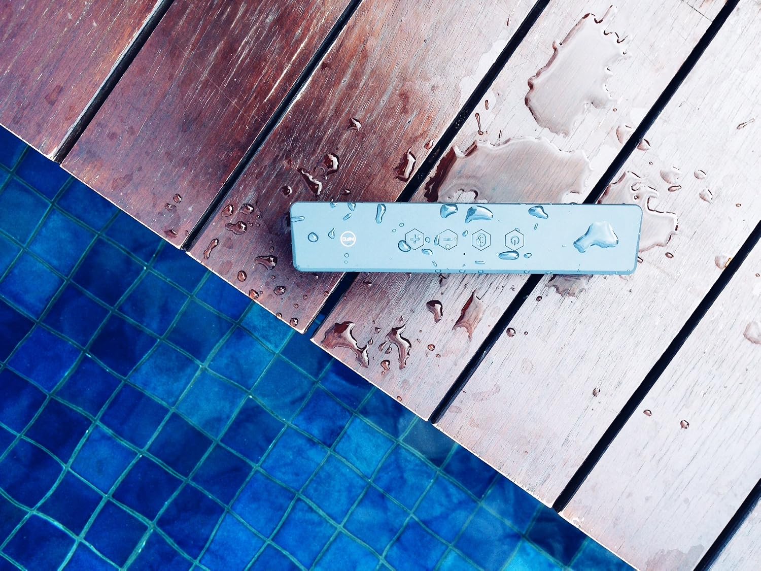 Creative Muvo Mini Pocket-Sized Weather Resistant Bluetooth Speaker with NFC that Delivers Loud and Strong Bass (Blue)