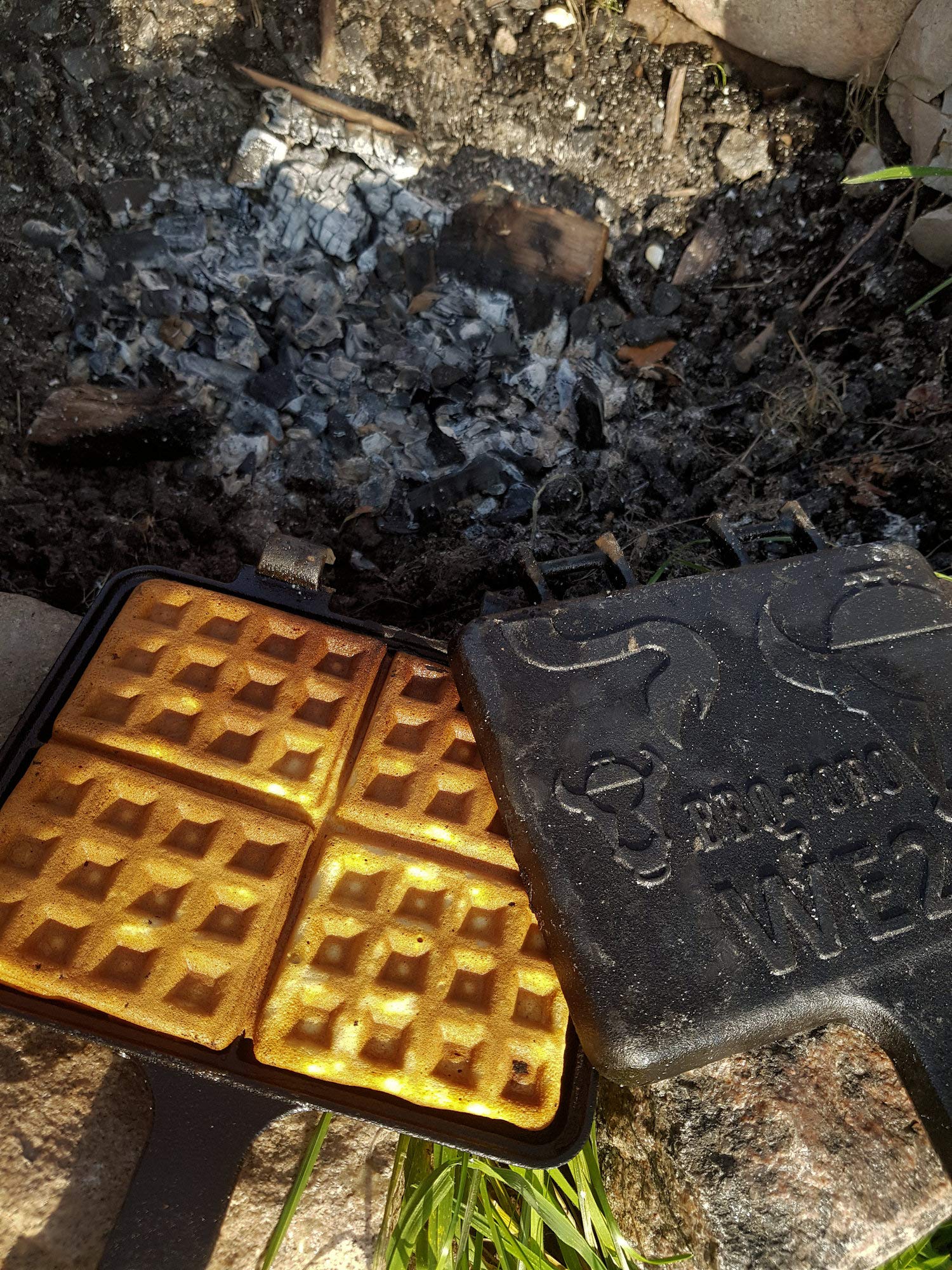BBQ-Toro Waffeleisen | Sandwicheisen mit 2 Stielen, 19 x 15 cm | Waffle + Pie Iron | rechteckige Doppelform aus Gusseisen, bereits eingebrannt | Waffelmaker, Waffeleisen aus Gusseisen, Sandwichmaker