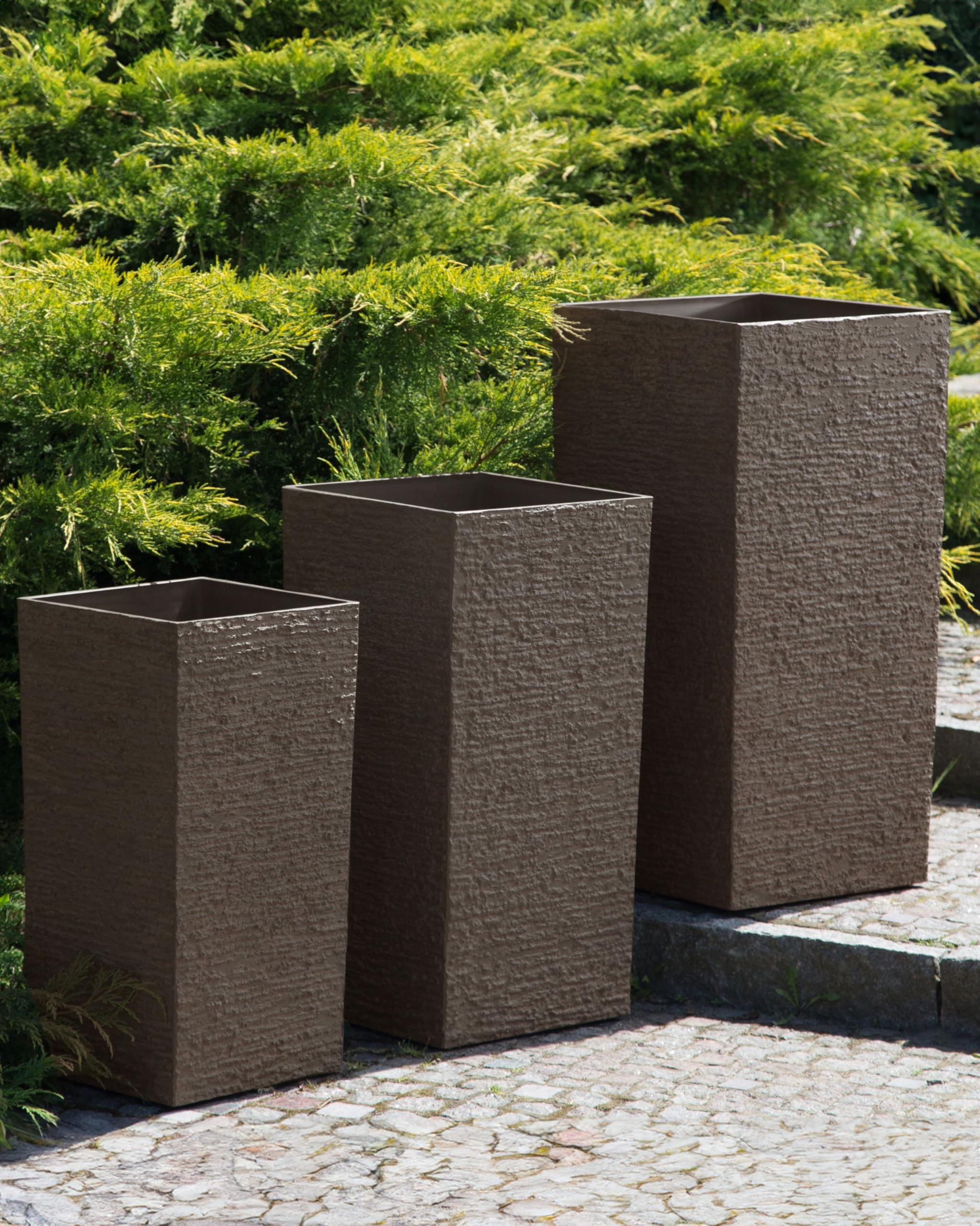 Maceta de piedra marrón alta 30 x 30 x 60 cm para interior y exterior Tenno