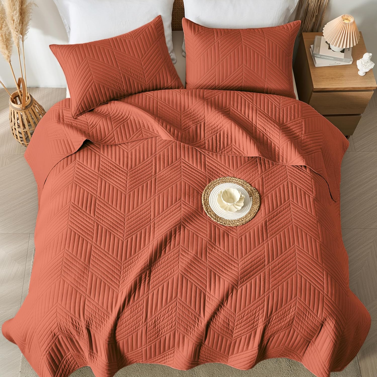 King/Cal King Quilt Set in Burnt Orange, Soft Reversible Microfiber Bedspread for All-Season Use in Bedroom or Dorm, Lightweight Modern Geometric Coverlet (1 Quilt, 2 Pillow Shams) - Image 6