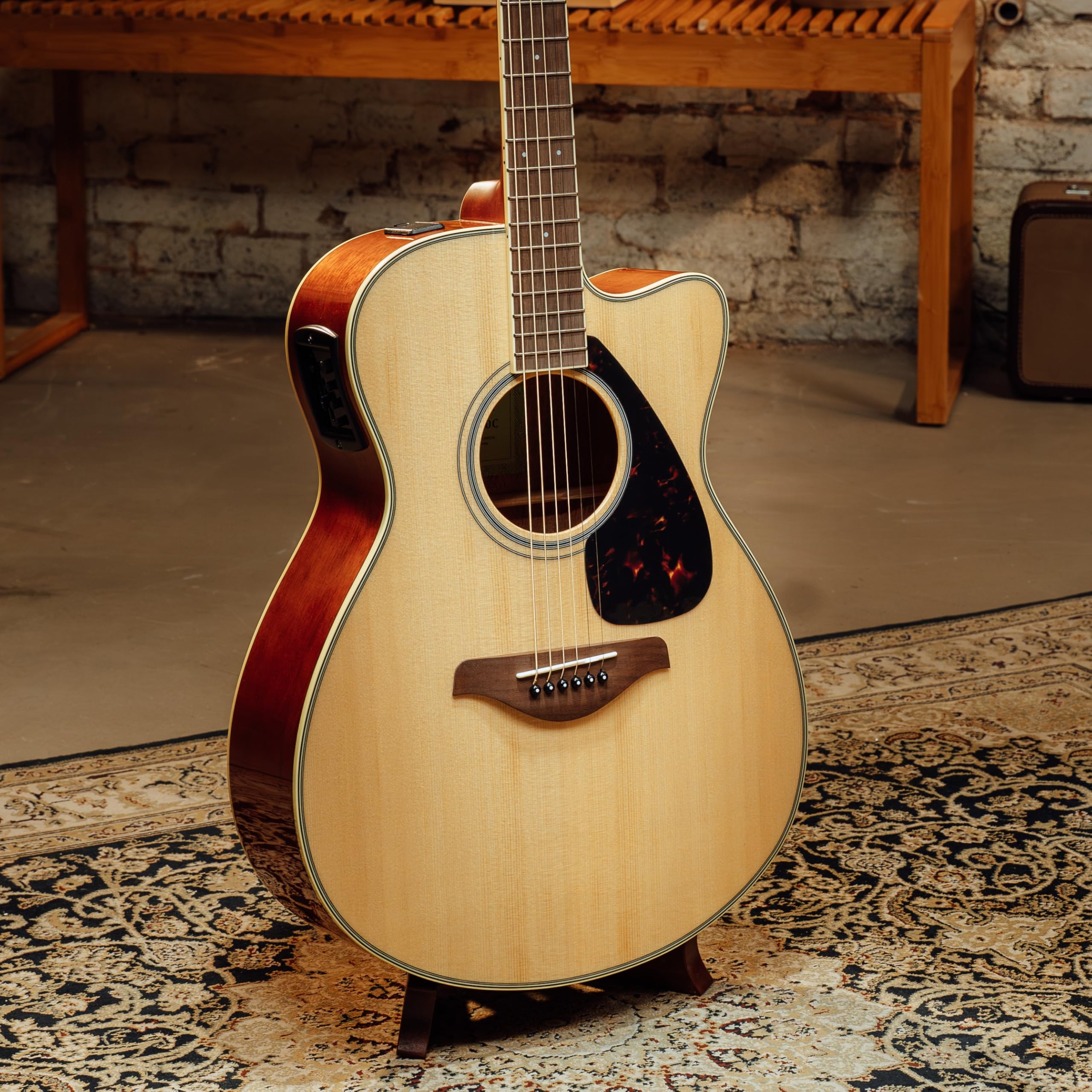 YAMAHA FGX820C Guitarra Electroacústica – Dreadnought Cutaway, Escala 24,96″, Tapa Maciza de Abeto, Fondo & Aros de Caoba, Previo Sistema66 Activo – Natural