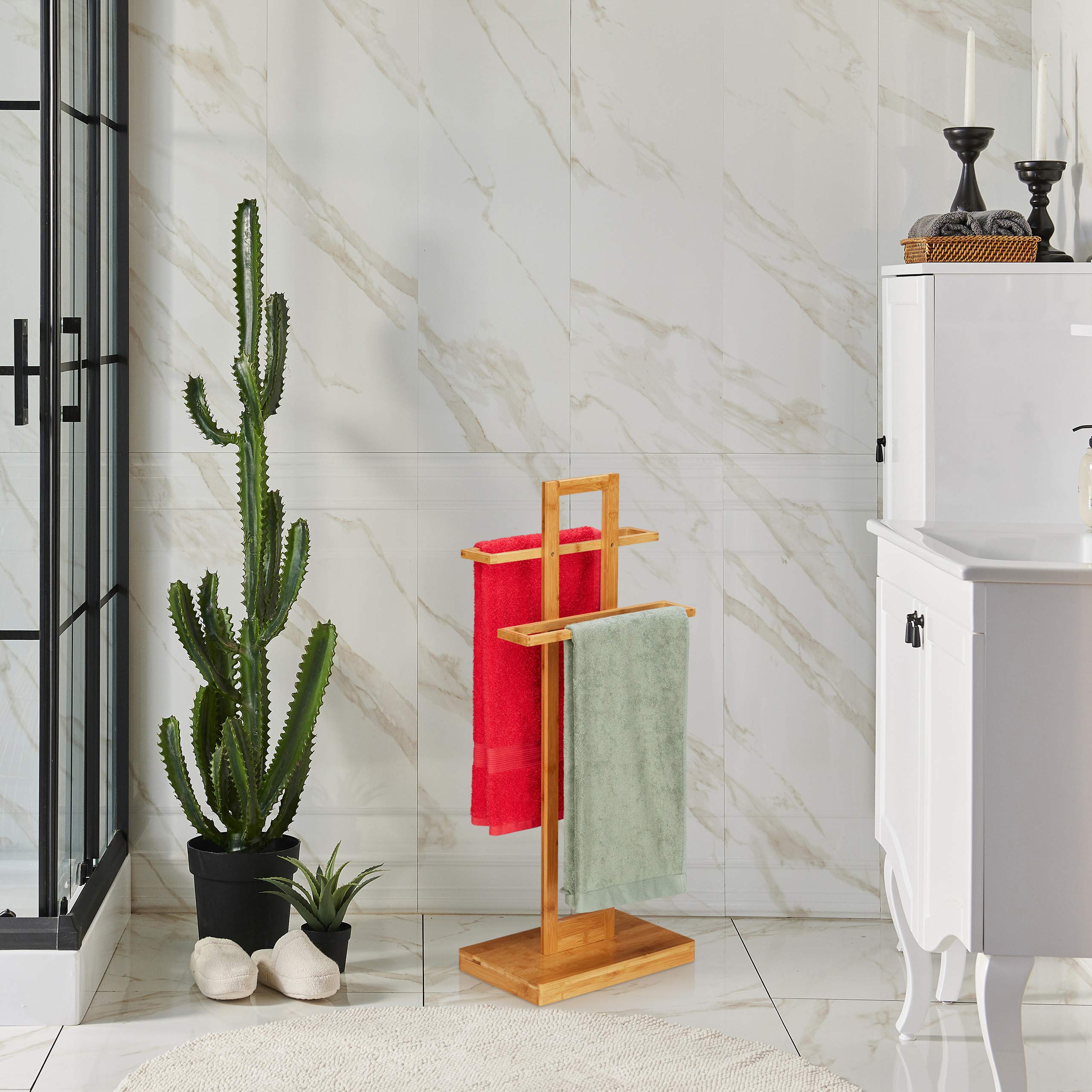 Relaxdays Toallero de Pie, Soporte Toallas Bambú, 2 Brazos, Tendedero Baño Madera, 88 x 35,5 x 23,5 cm, Marrón Natural