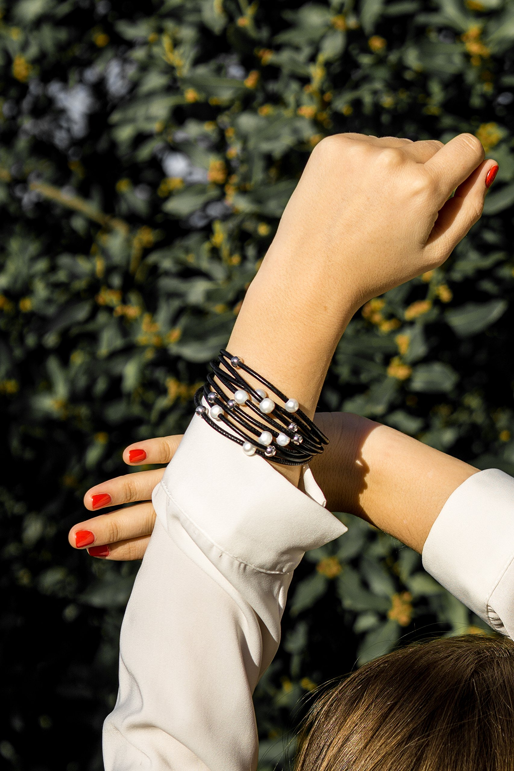 Bracelet pour femme avec perles d'eau douce de 7 à 8 mm et billes d'acier inoxydable montées dans un cuir et une fermeture magnétique en acier inoxydable - Secret & You