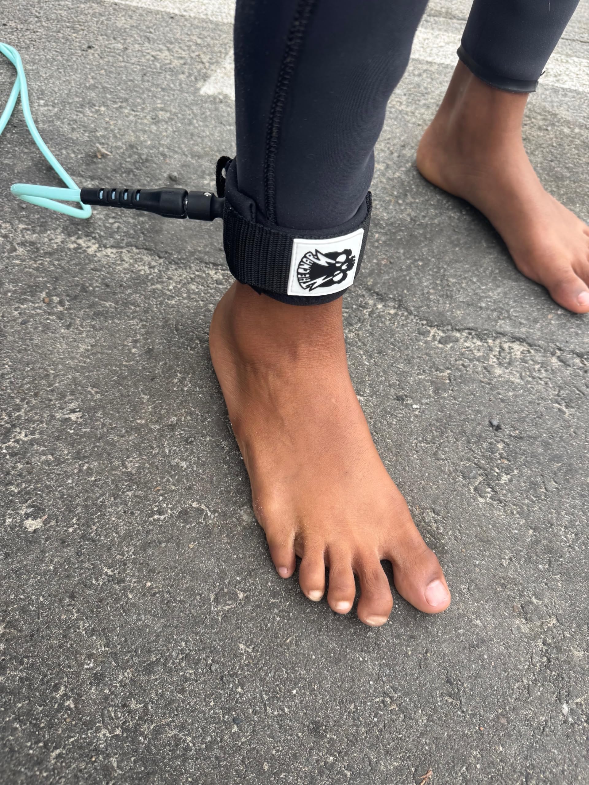 Laisse de planche de surf en nylon noir avec système pivotant en acier inoxydable, sangle de cheville rembourrée, manchette à dégagement rapide, cordon en uréthane robuste pour le surf