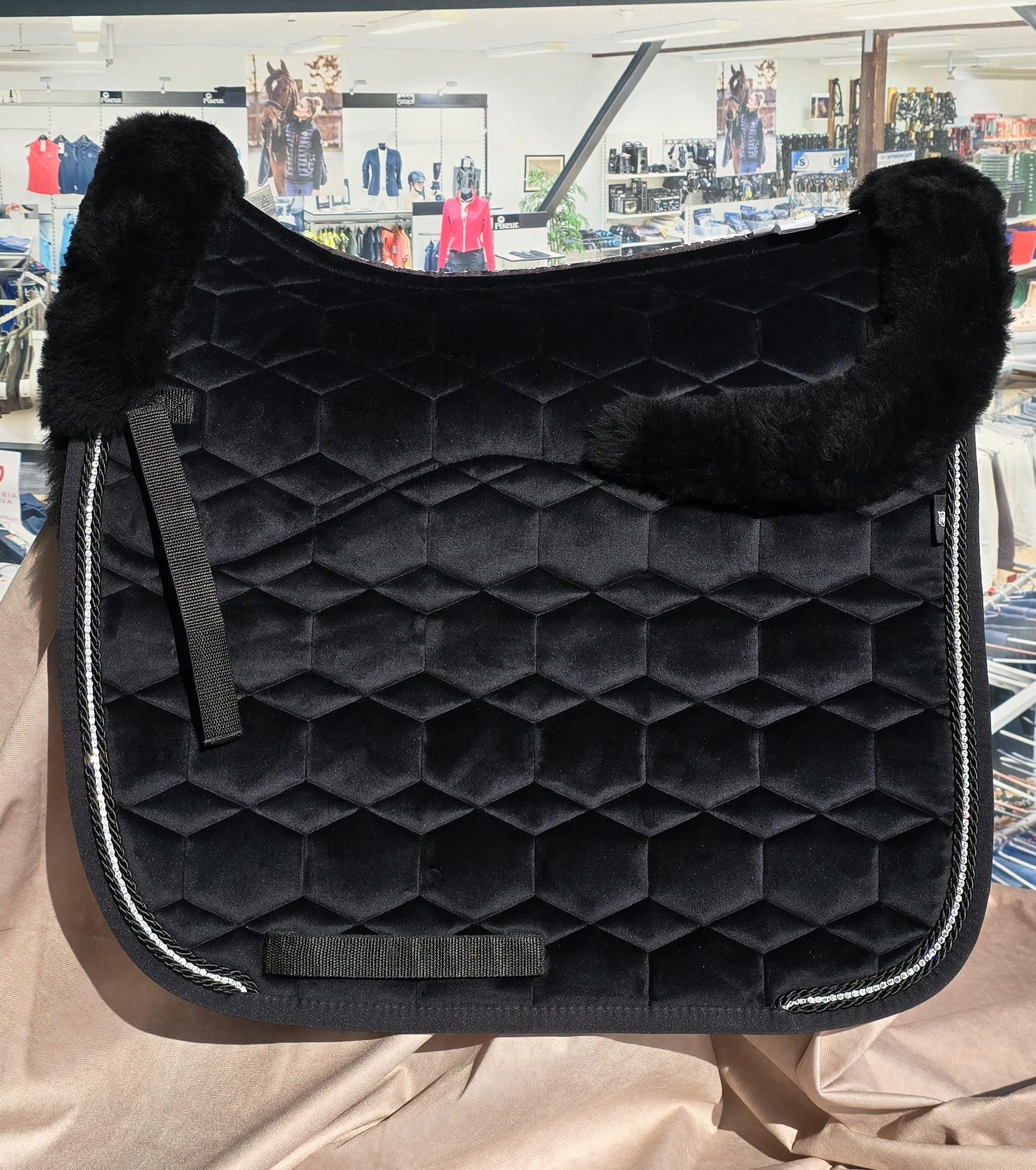 EPONA Mattes Lammfell Schabracke Dressur mit Strass - Schwarz/Samt Größe XL