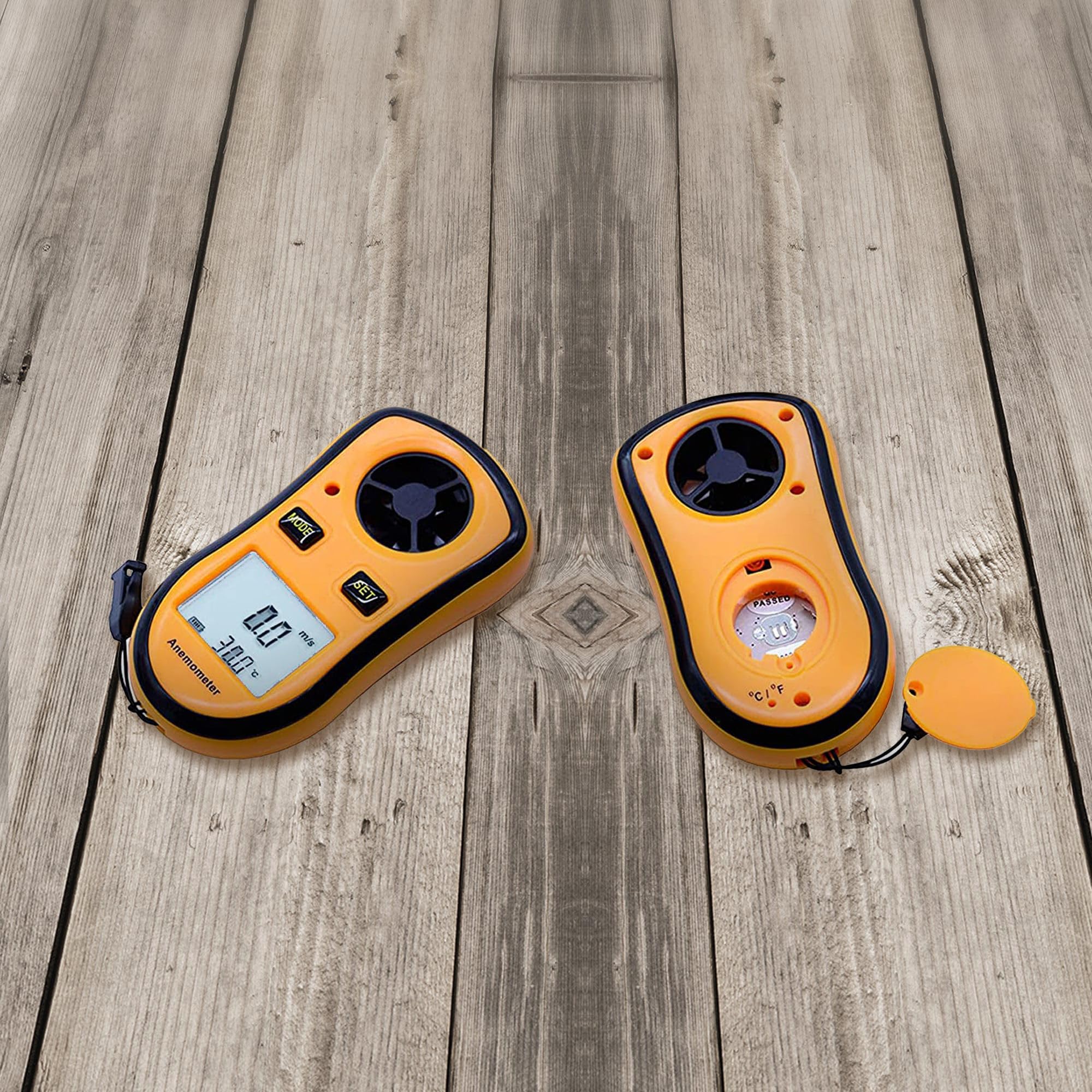 FISHTEC Anémomètre Numérique Portable - Mesure la Vitesse du Vent actuelle/moyenne/maximale + Température - Ecran LCD rétroéclairé - Planche à voile, Pêche, Cerf-volant et Alpinisme - 1 Pile (incluse)